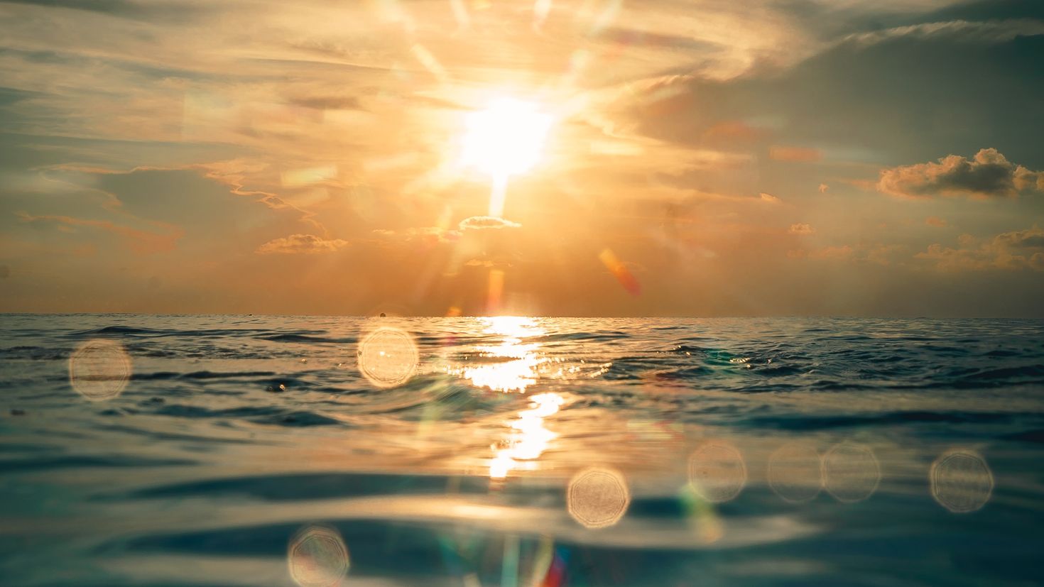 Воду греет солнце. Блик солнца. Море солнце. Солнечные блики. Блики солнца на воде.
