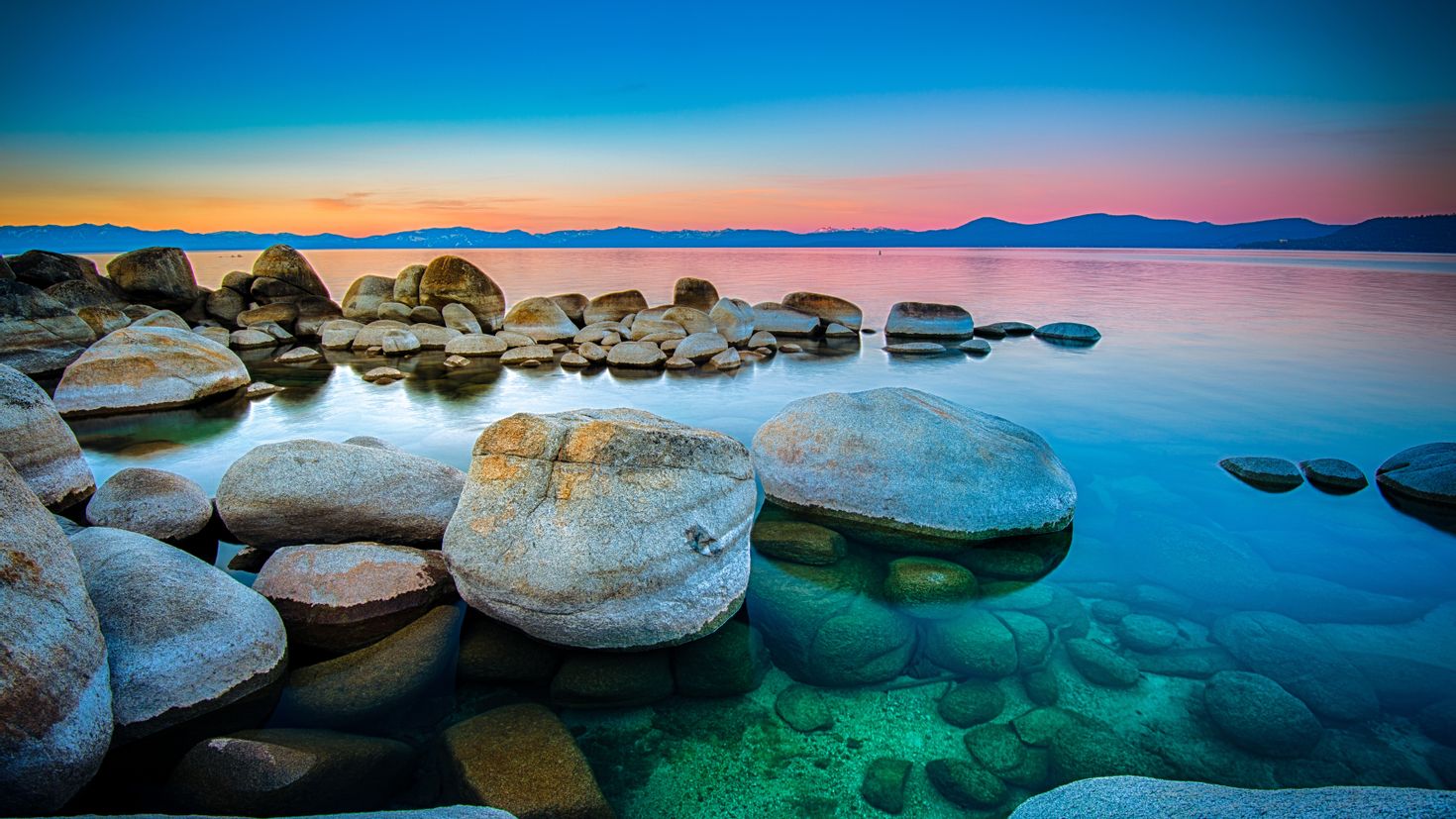 Камни в морской воде