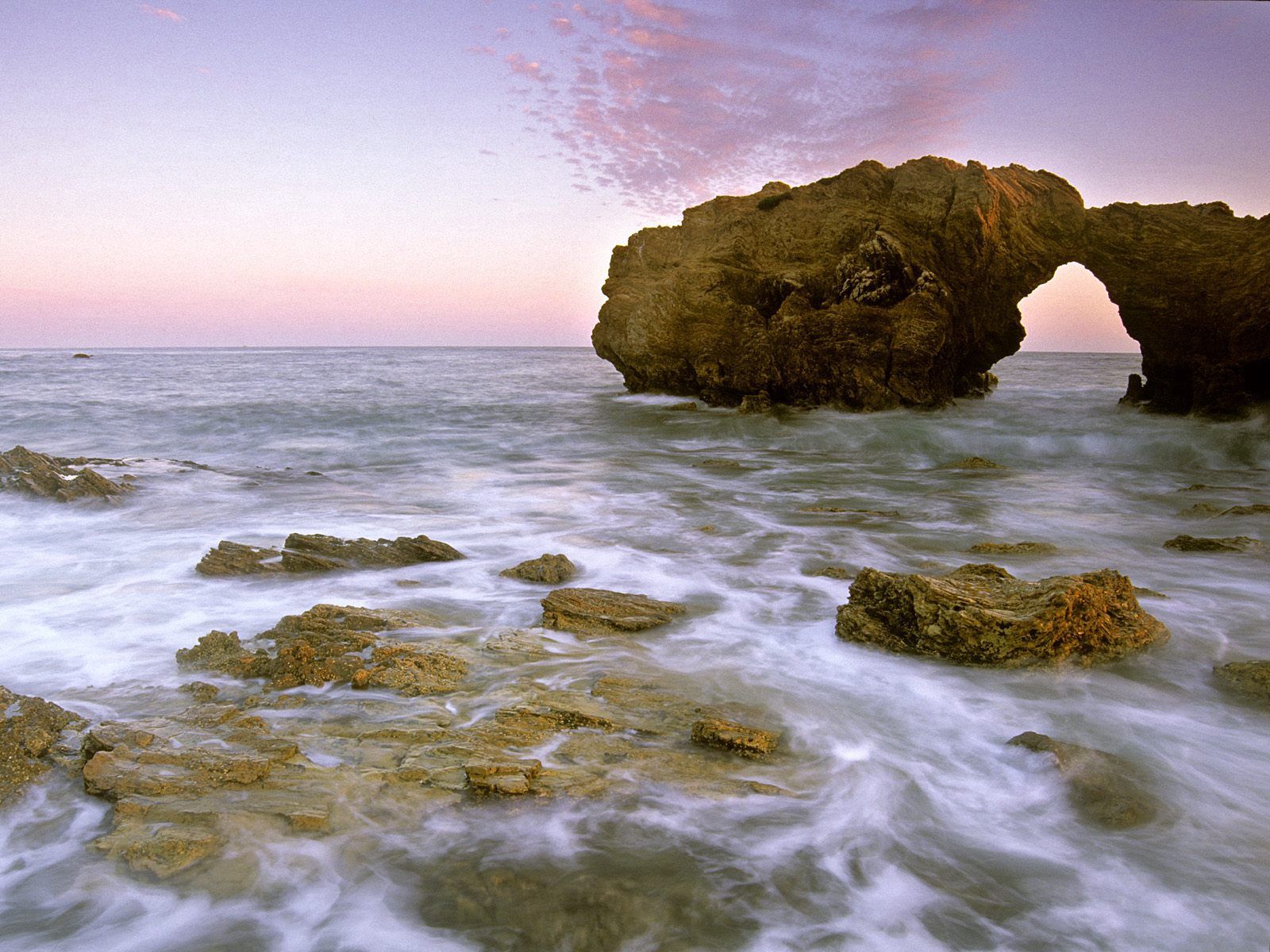 Скачать картинку Скалы, Вечер, Камни, Волны, Природа, Море, Калифорния в телефон бесплатно.
