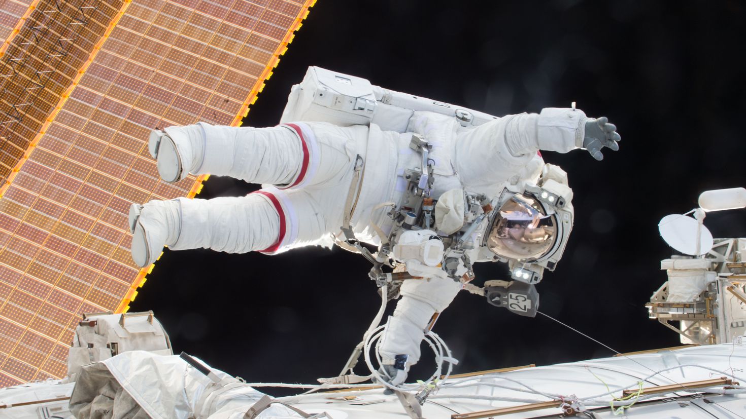 Летающий космонавт в открытом космосе