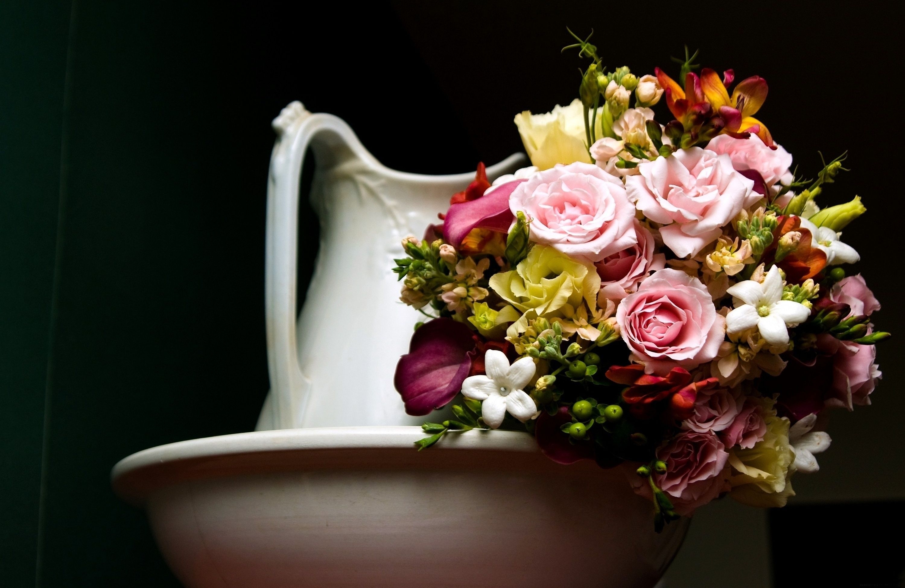 Handy-Wallpaper Blumen, Krug, Calla, Callas, Bouquet, Strauß, Roses kostenlos herunterladen.