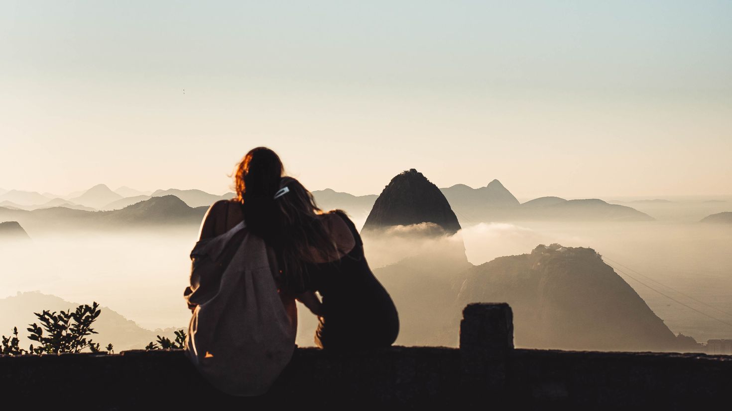 Нашид mountains of friendship. Дружба в горах. Лучшая подруга в горах. Картинки горы в тумане и девушка с рюкзаком. За подругу горой.