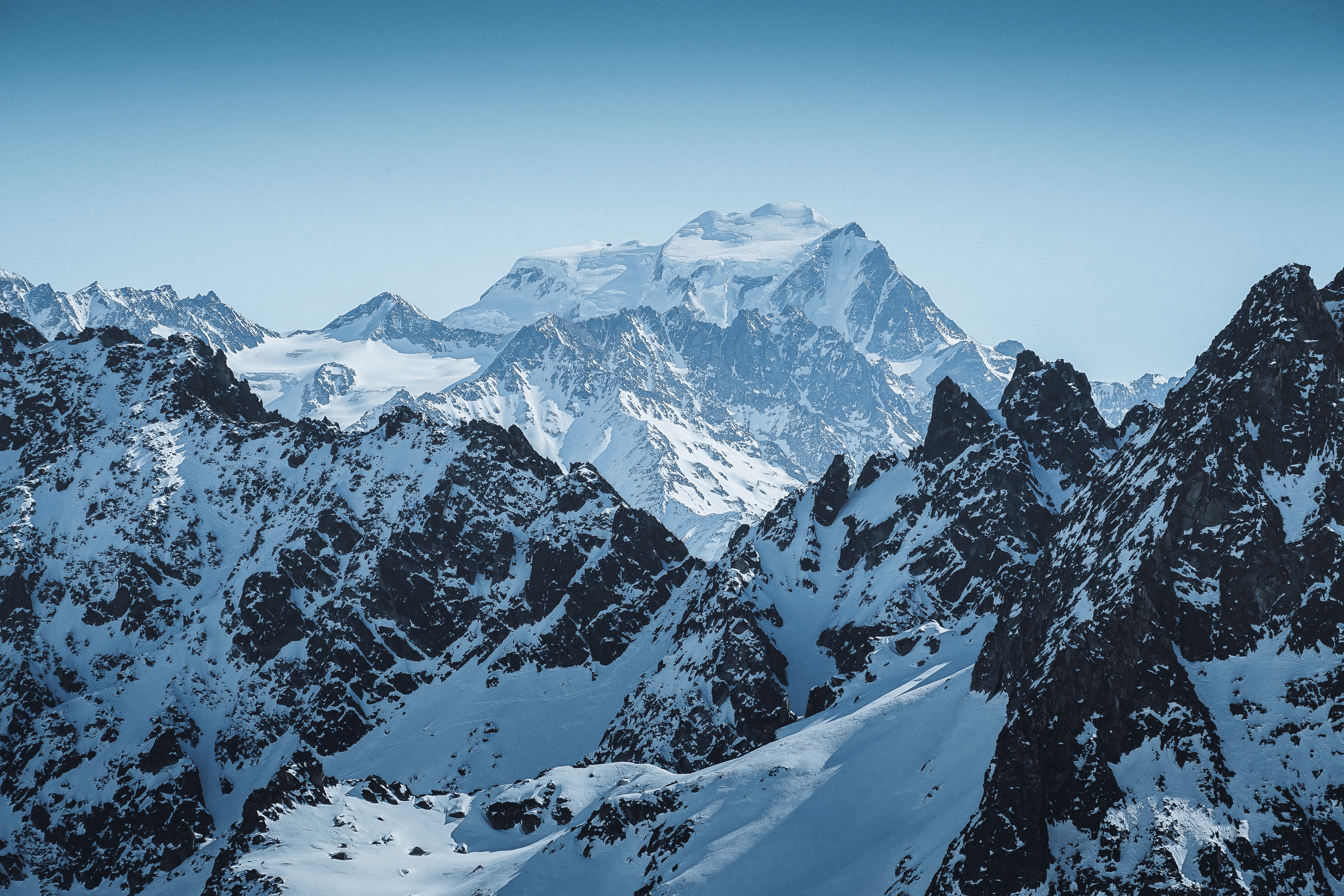 112525 скачать обои горы, вершина, горный хребет, заснеженный, природа, альпы - заставки и картинки бесплатно