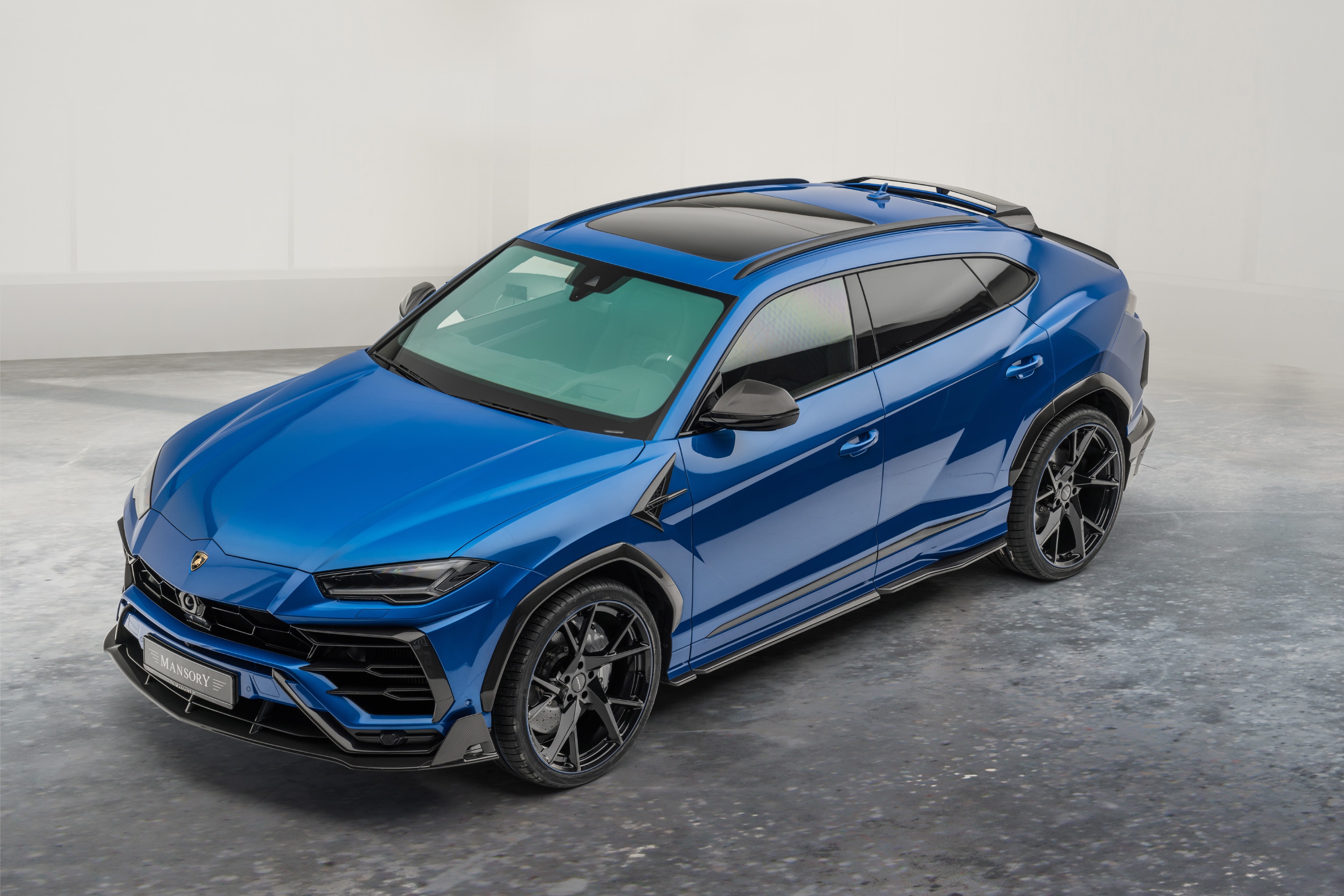 Lamborghini Urus сзади