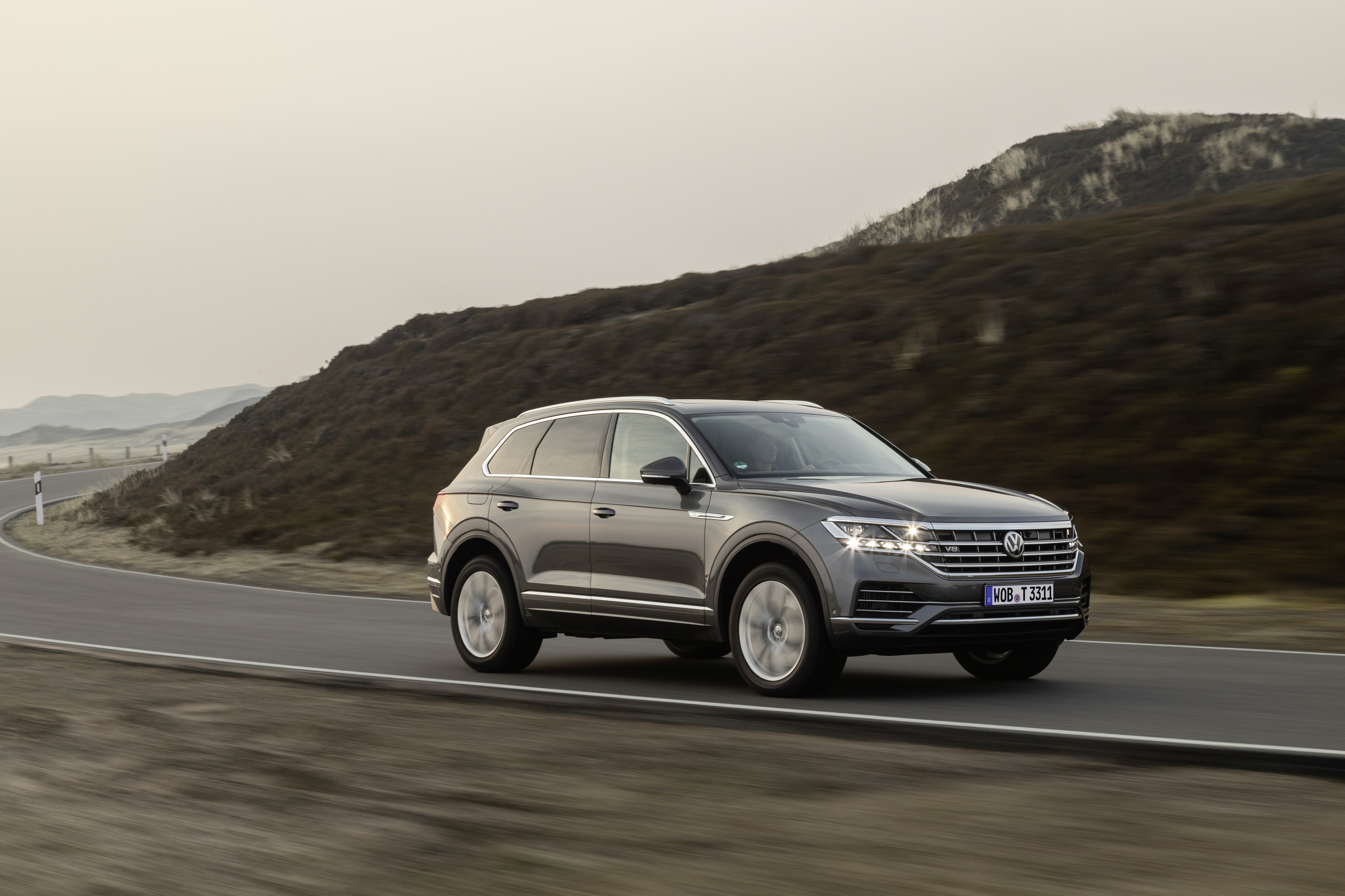 Volkswagen Touareg 2019 в лесу