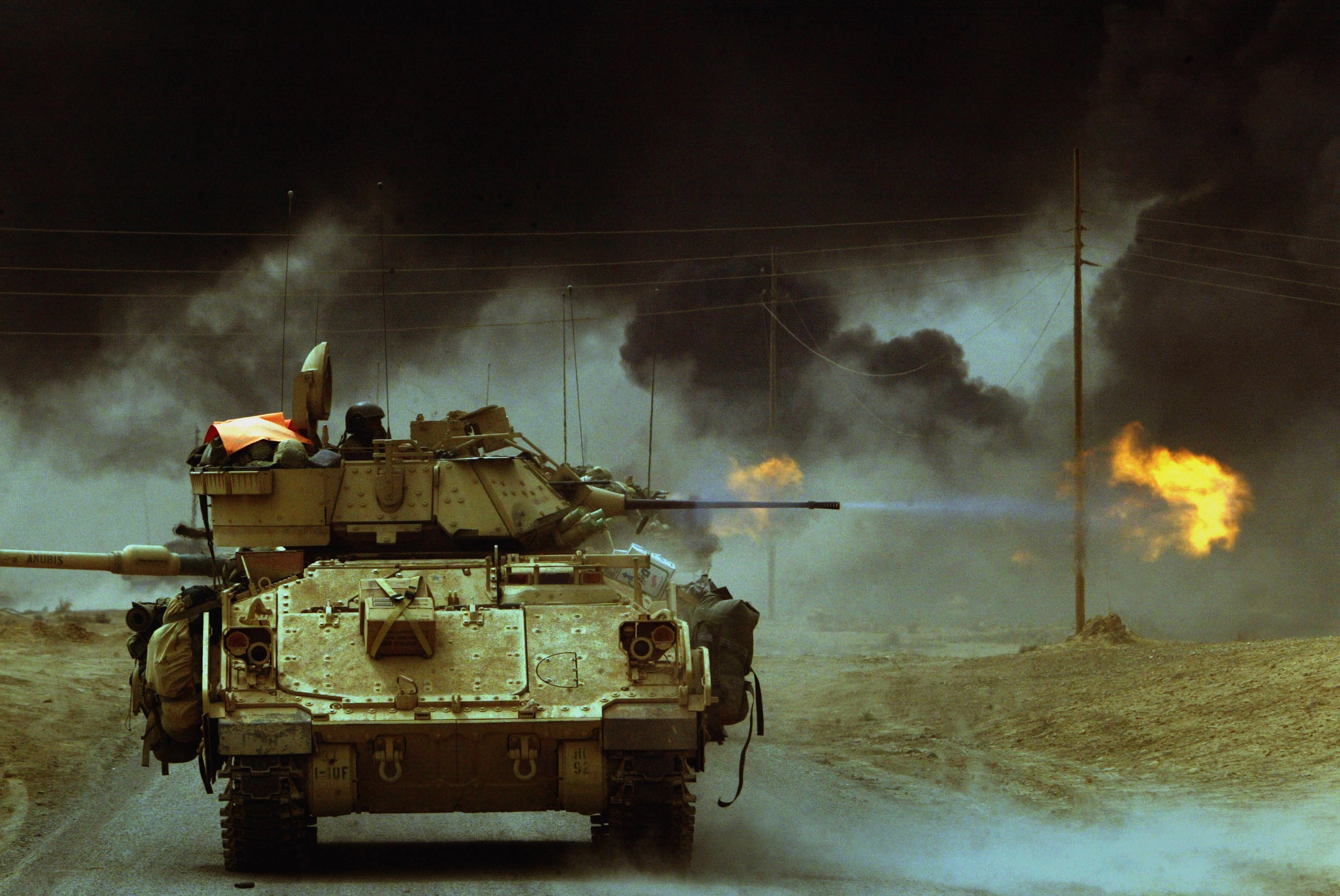 Фон военной техники. M3 Брэдли подбитый. Брэдли в Ираке 2003. Танк m3a3 Bradley.