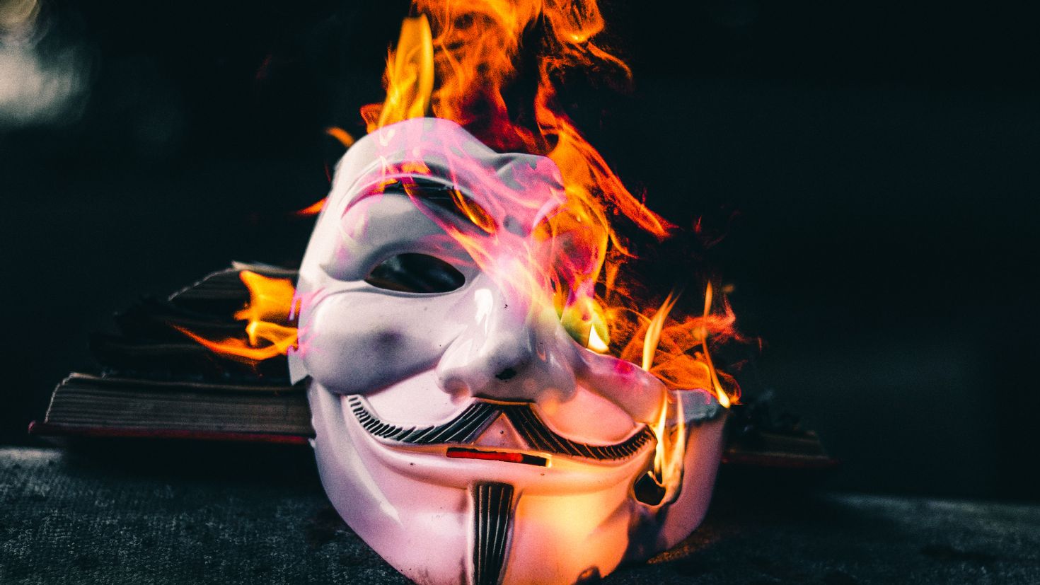 9 masks of fire. Маска огня. Маска из огня. Бледный огонь маска. Женщина в маске огня.