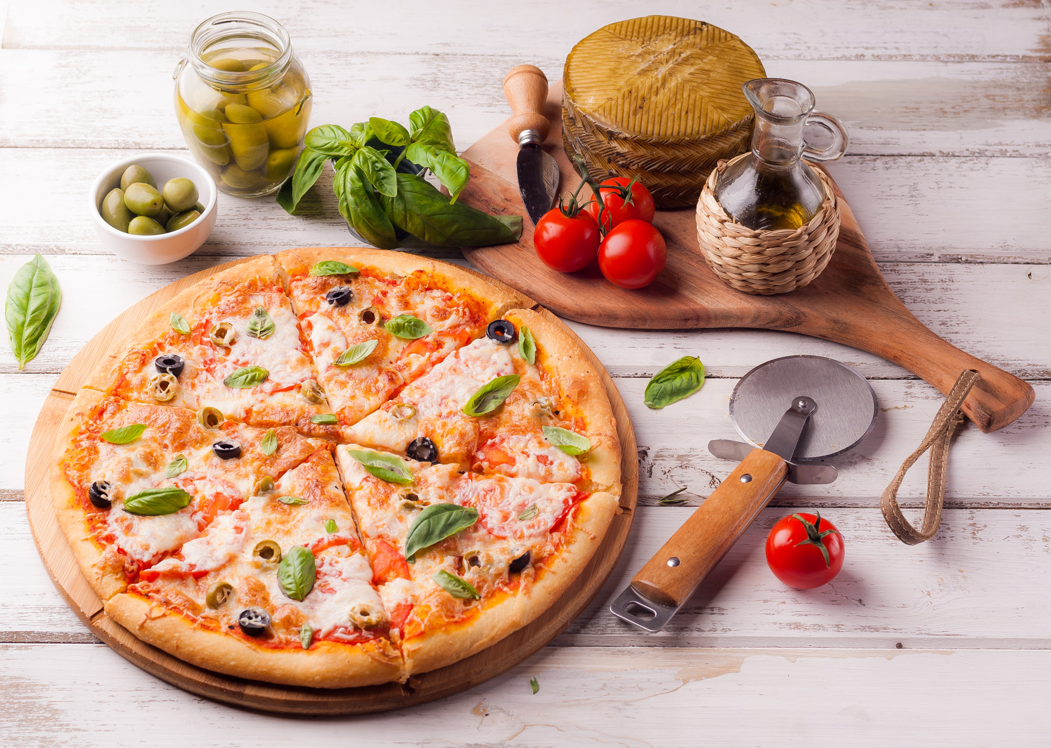 944970 Hintergrundbild herunterladen nahrungsmittel, pizza, öl, olive, stillleben, tomate - Bildschirmschoner und Bilder kostenlos