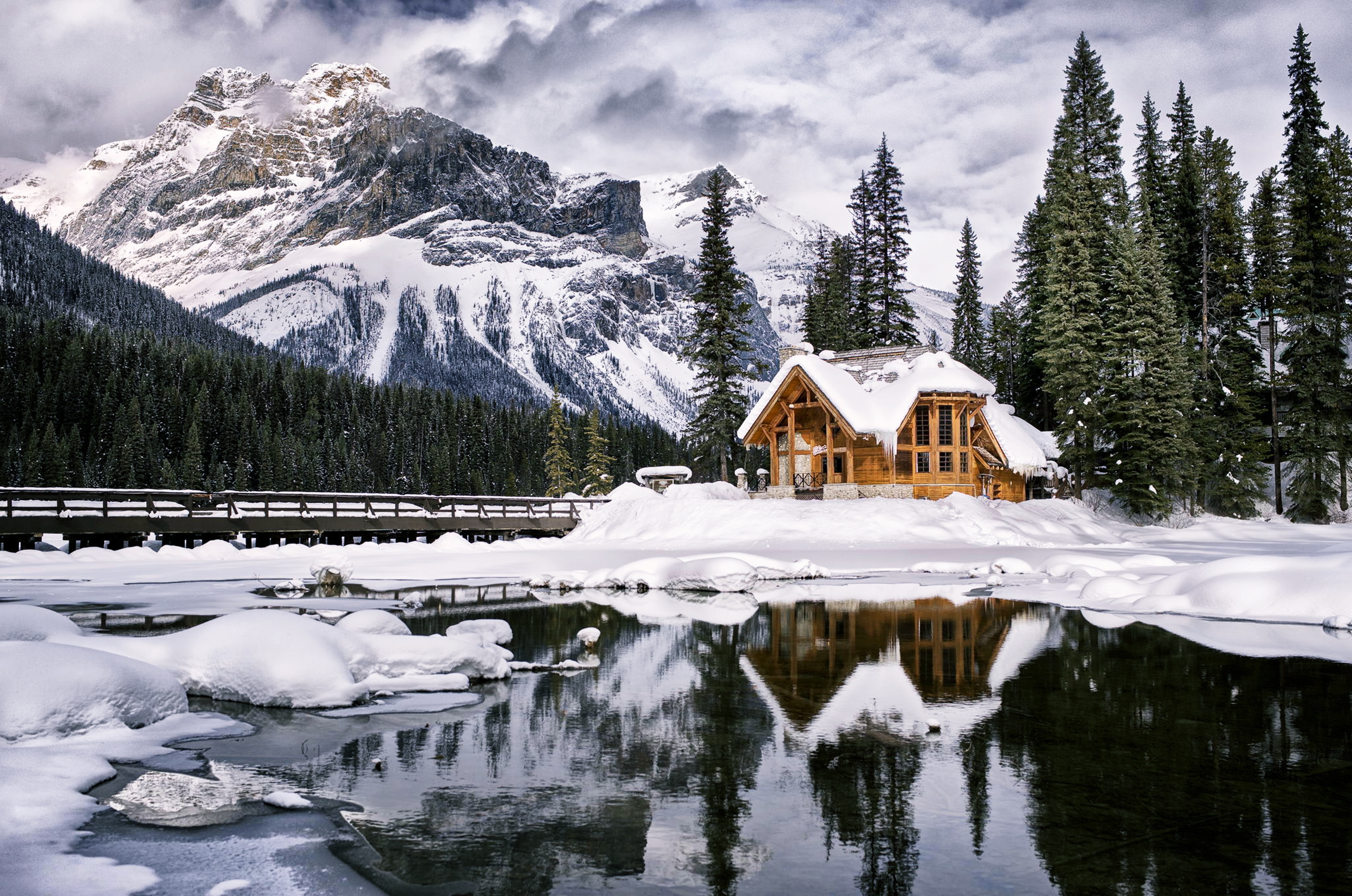 Горы снег дома. Альпы Финляндия. Бревенчатый дом Канада Британская Колумбия. Озеро Хинтерзее Австрия. Канада Альпы.