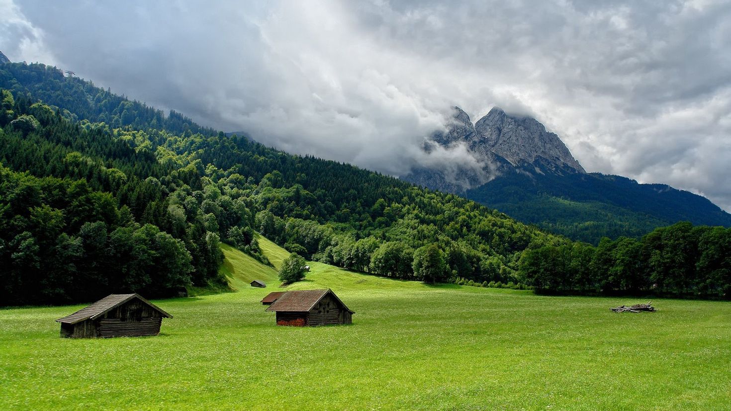 Small mountain. Грузия зеленые горы. Зеленые холмы Алтай. Горы домик озеро Грузия. Одинокий дом в горах Грузия.