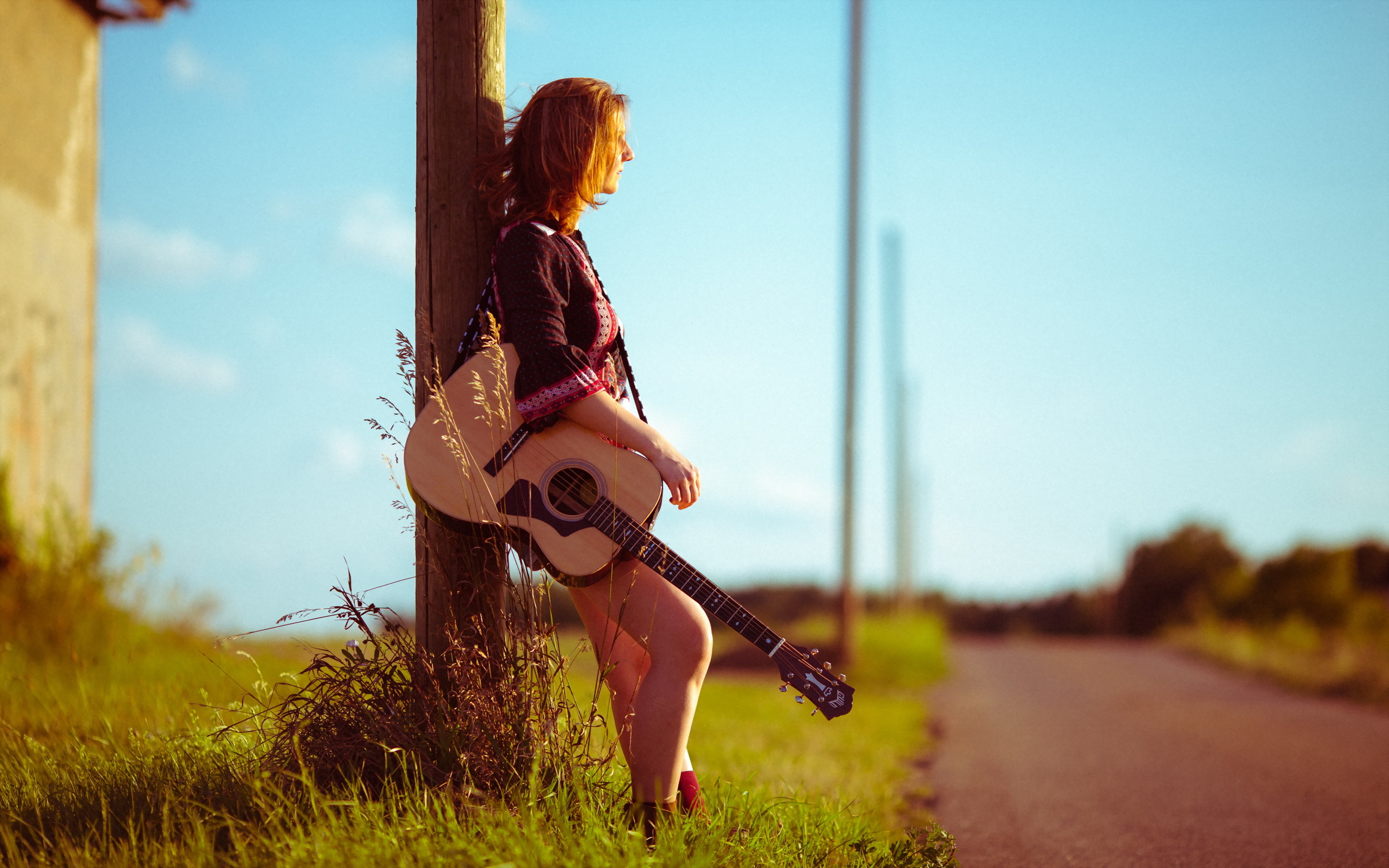 Играют на улице песни. Девушка с гитарой. Девушка с электрогитарой. Фотосессия с гитарой. Фотосессия с гитарой на природе.