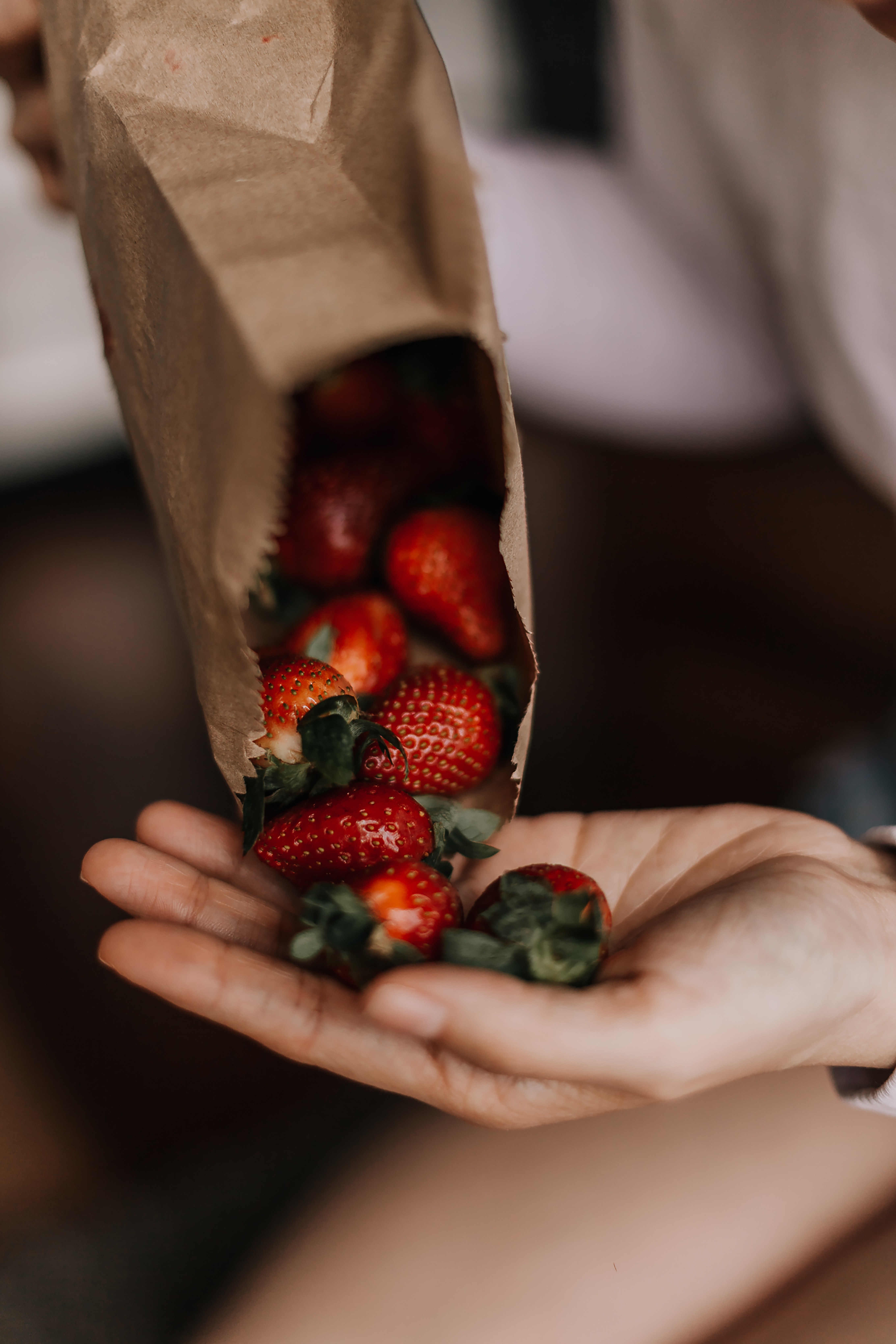 package, fruits, food, strawberry, berries, hand, packet 32K
