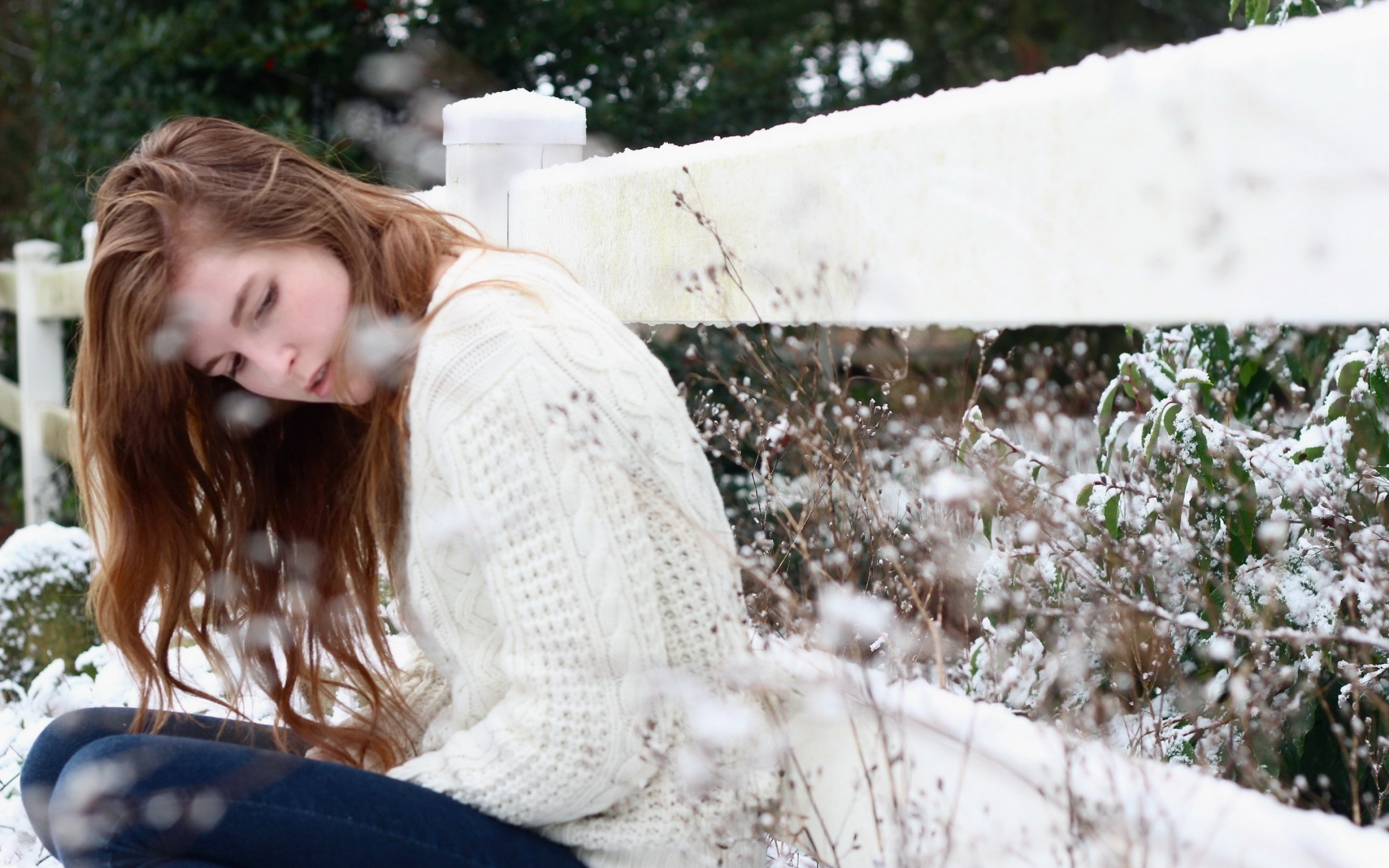 Последней весны я плачу. Девушка в снегу. Рыжая девушка зимой. Девушка лежит на снегу. Грустная девушка зимой.