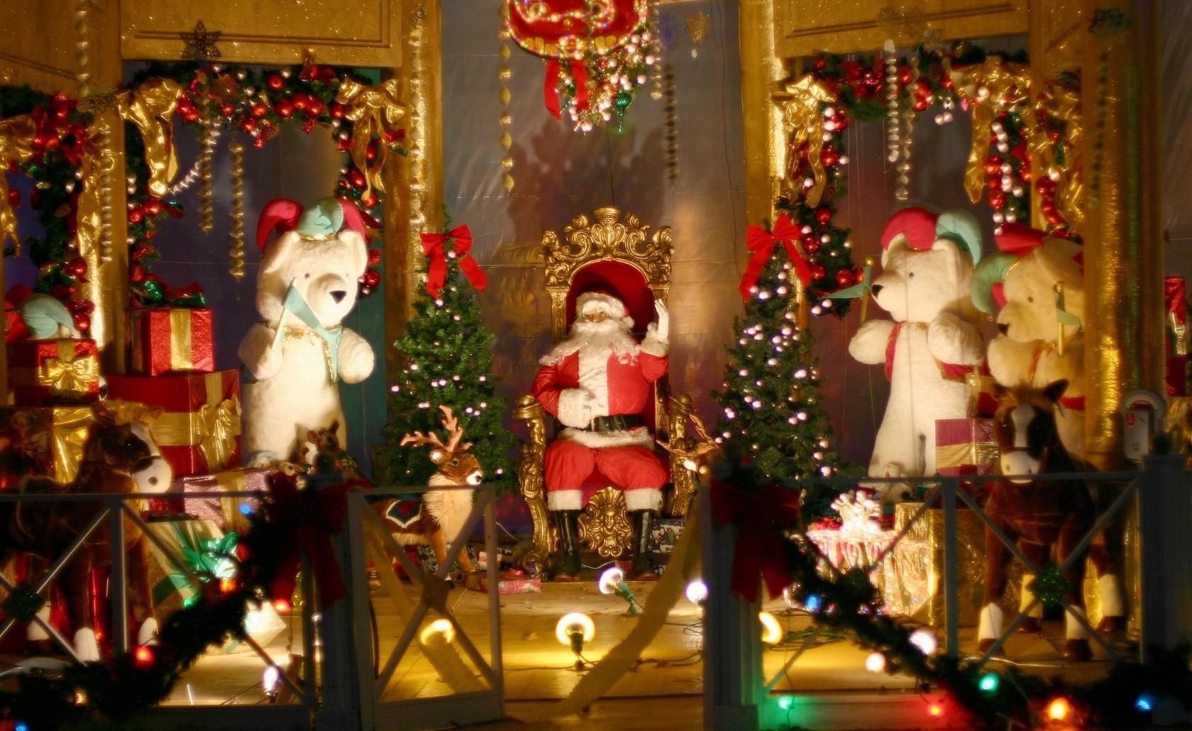 131503 Hintergrundbild herunterladen weihnachten, tannenbaum, geschenke, feiertage, weihnachtsmann, dekoration, spielzeug, bären, sessel, fechten, gehäuse, trägt, die geschenke - Bildschirmschoner und Bilder kostenlos