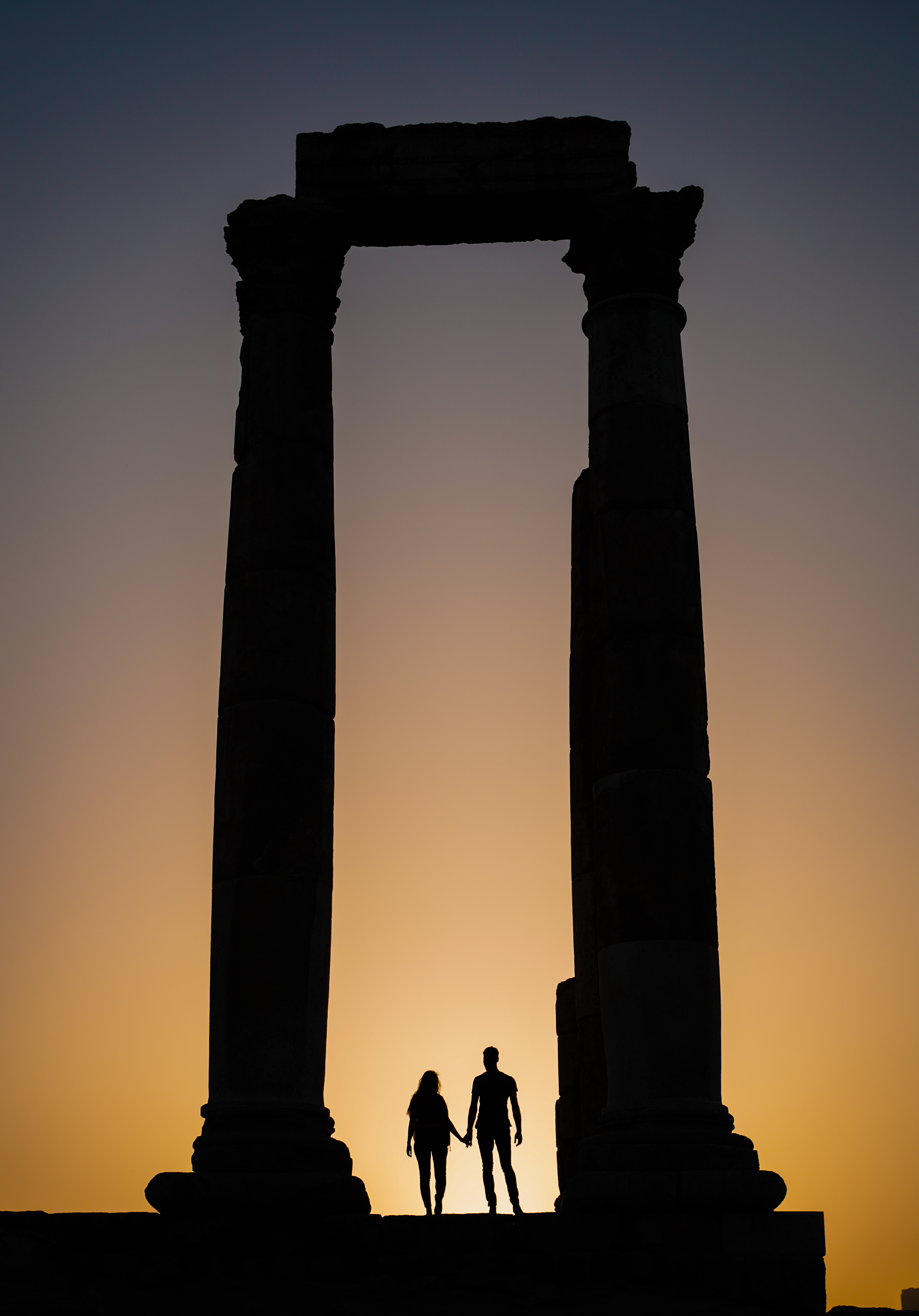 twilight, silhouettes, couple, dark, pair, dusk, arch, column, columns High Definition image