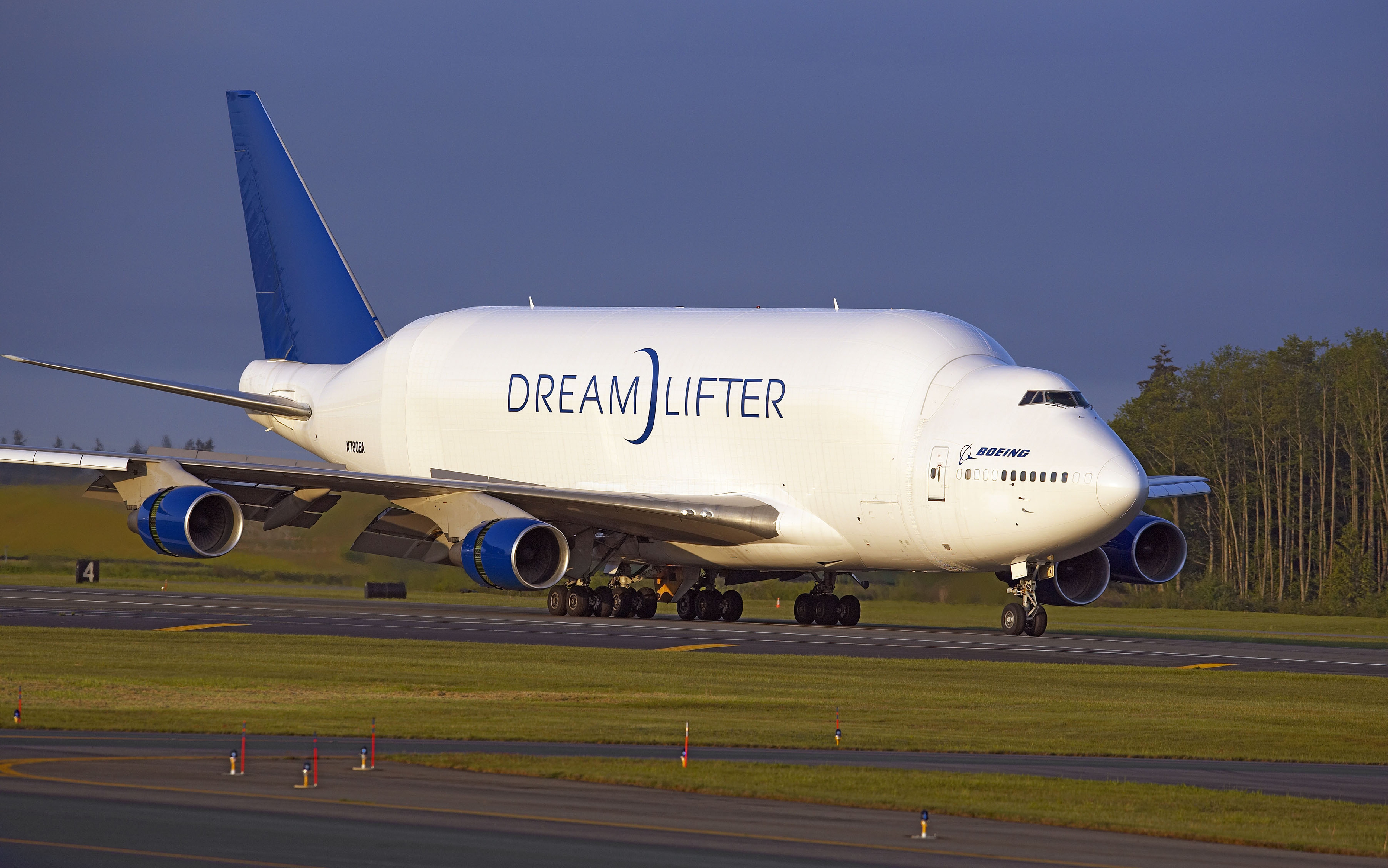 Самолет боинг. Самолёт Boeing 747 LCF Dreamlifter. Боинг 747 LCF Dreamlifter. Boeing 747 Dreamlifter грузовой. Боинг 747-400 грузовой.