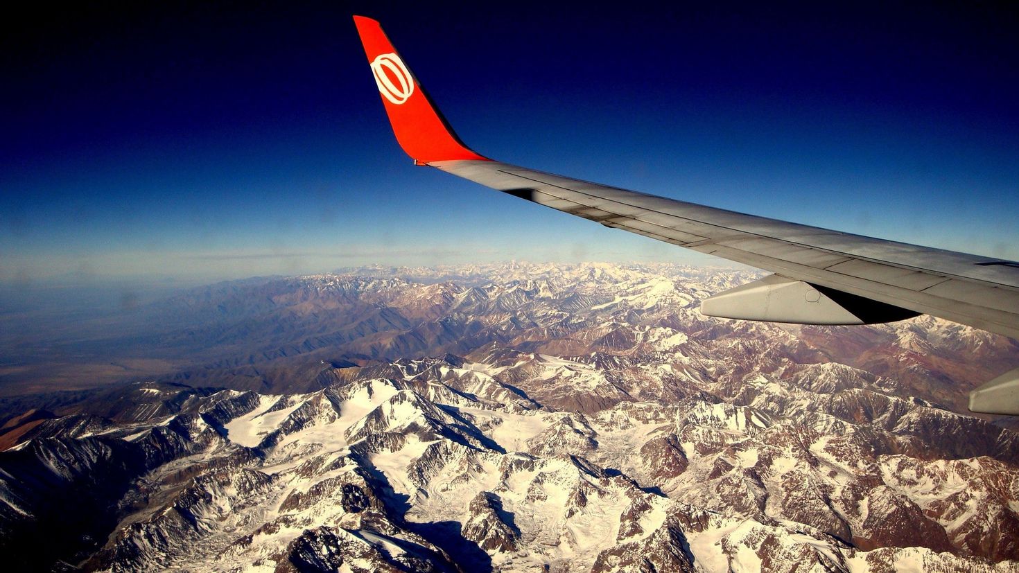 Flight. Крыло самолета. Вид с самолета. Самолет над горами. Горы из самолета.