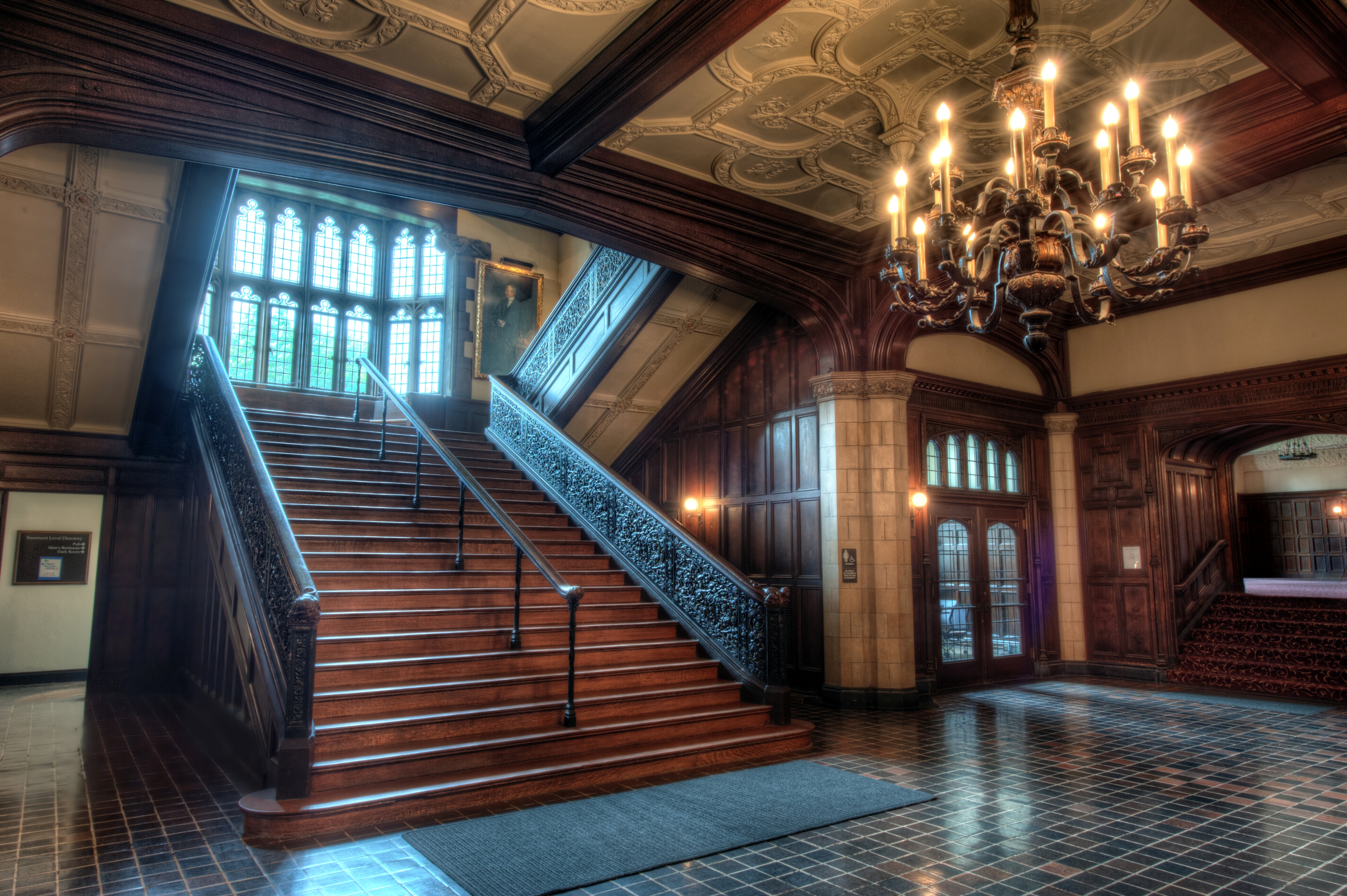 Видео хол. Грейнджер Холл особняк лестница. Поместье Сальваторе лестница. Грейнджер особняк внутри. Особняк Greystone Mansion коридоры.