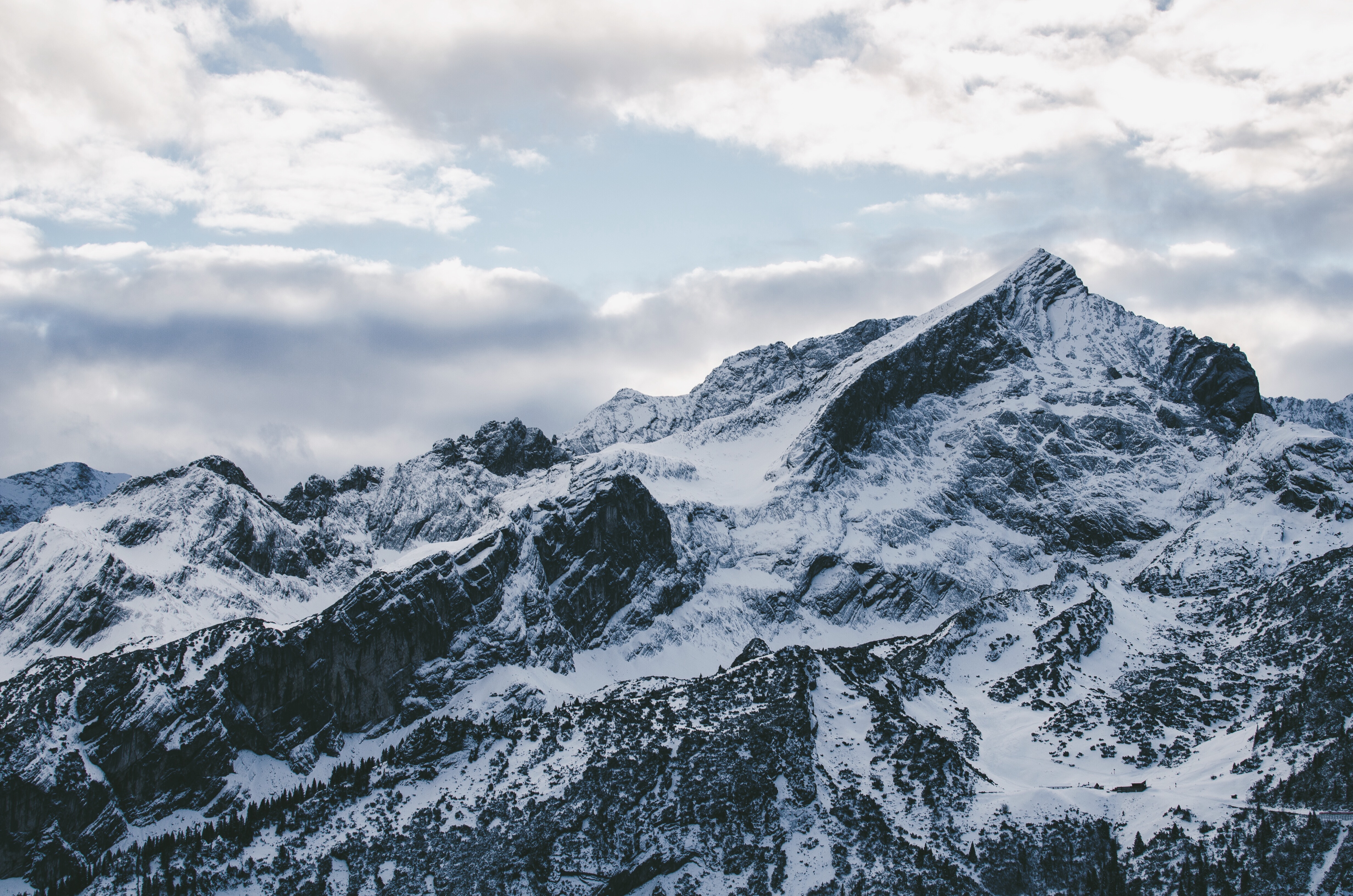 155881 Hintergrundbild herunterladen natur, sky, mountains, clouds, schnee, scheitel, nach oben, schneebedeckt, snowbound - Bildschirmschoner und Bilder kostenlos
