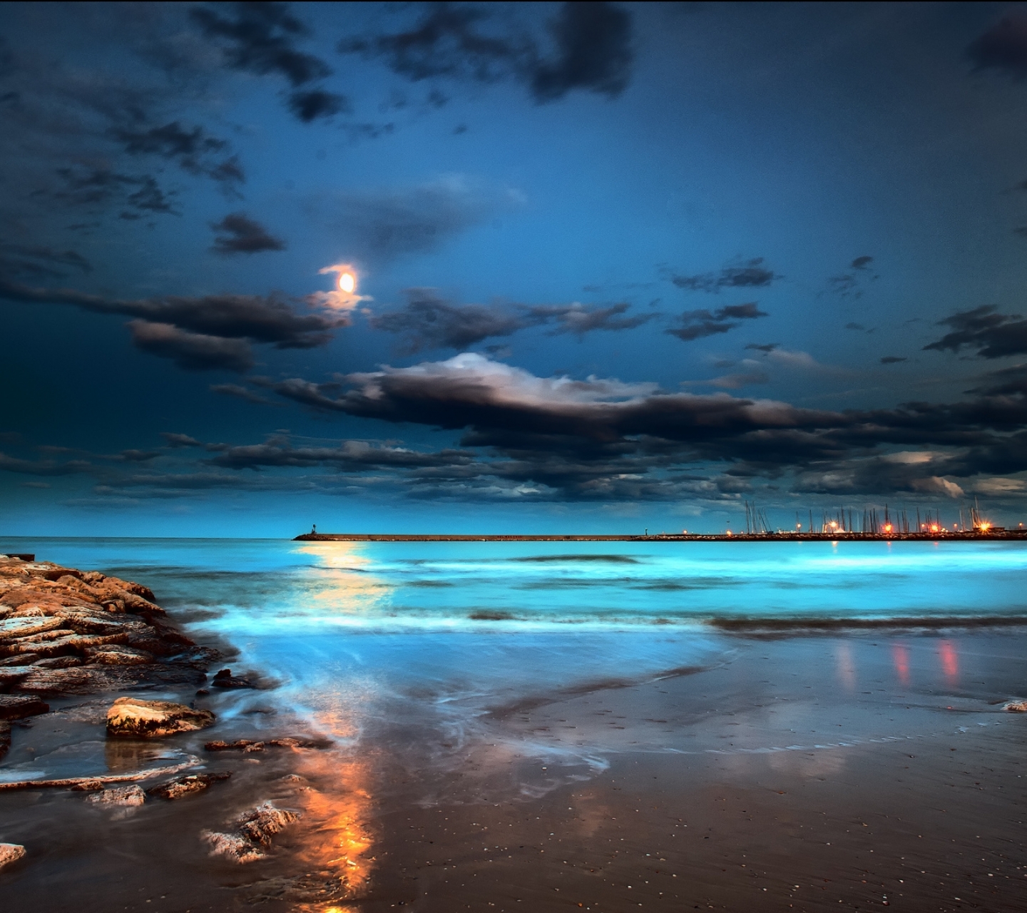 Ночь у берега 80 перевод. Ночь в море. Ночное море. Пляж ночью. Красивый пляж ночью.