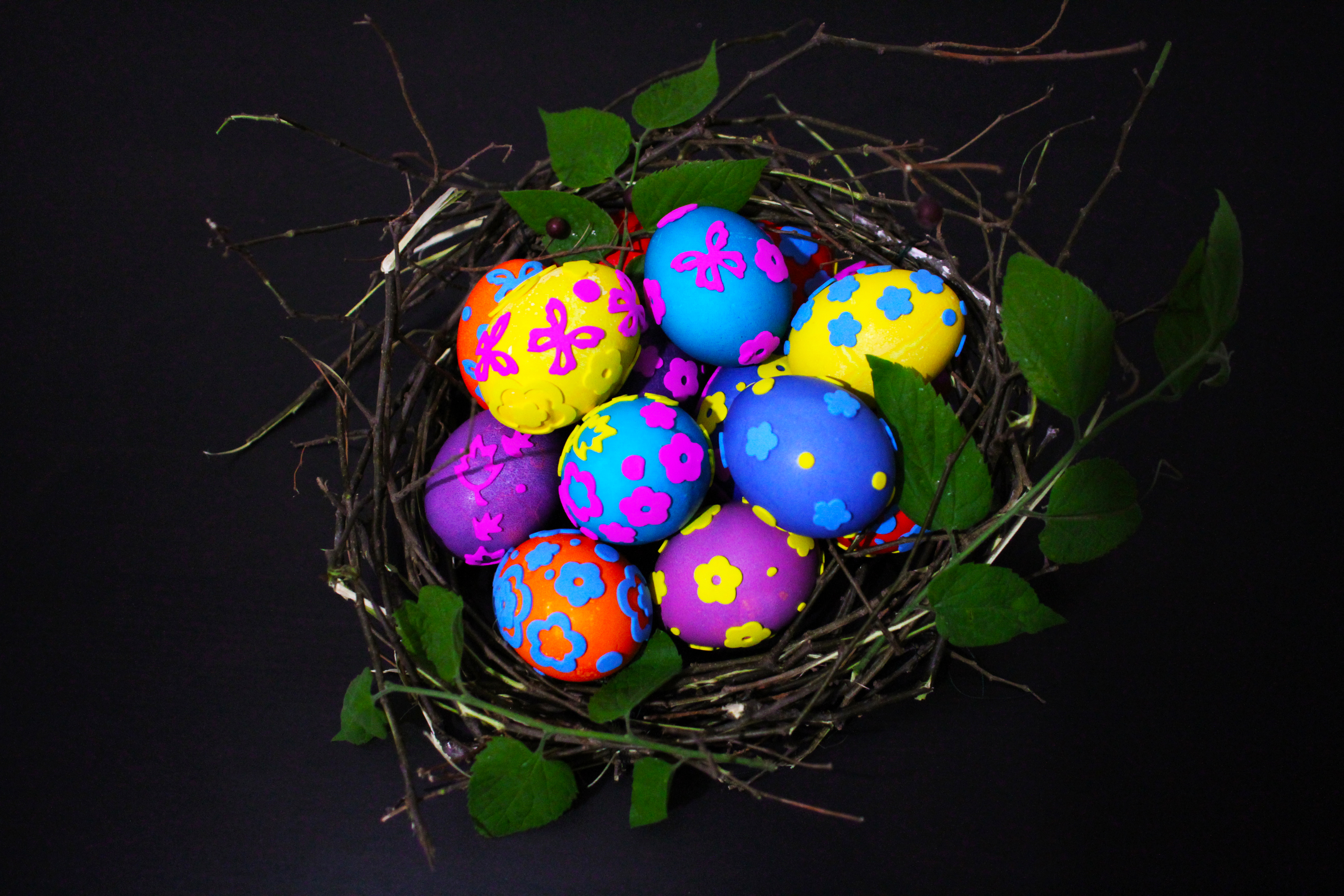 825269 скачать картинку красочный, праздничные, пасхальный, пасхальное яйцо, яйцо, листва, гнездо - обои и заставки бесплатно