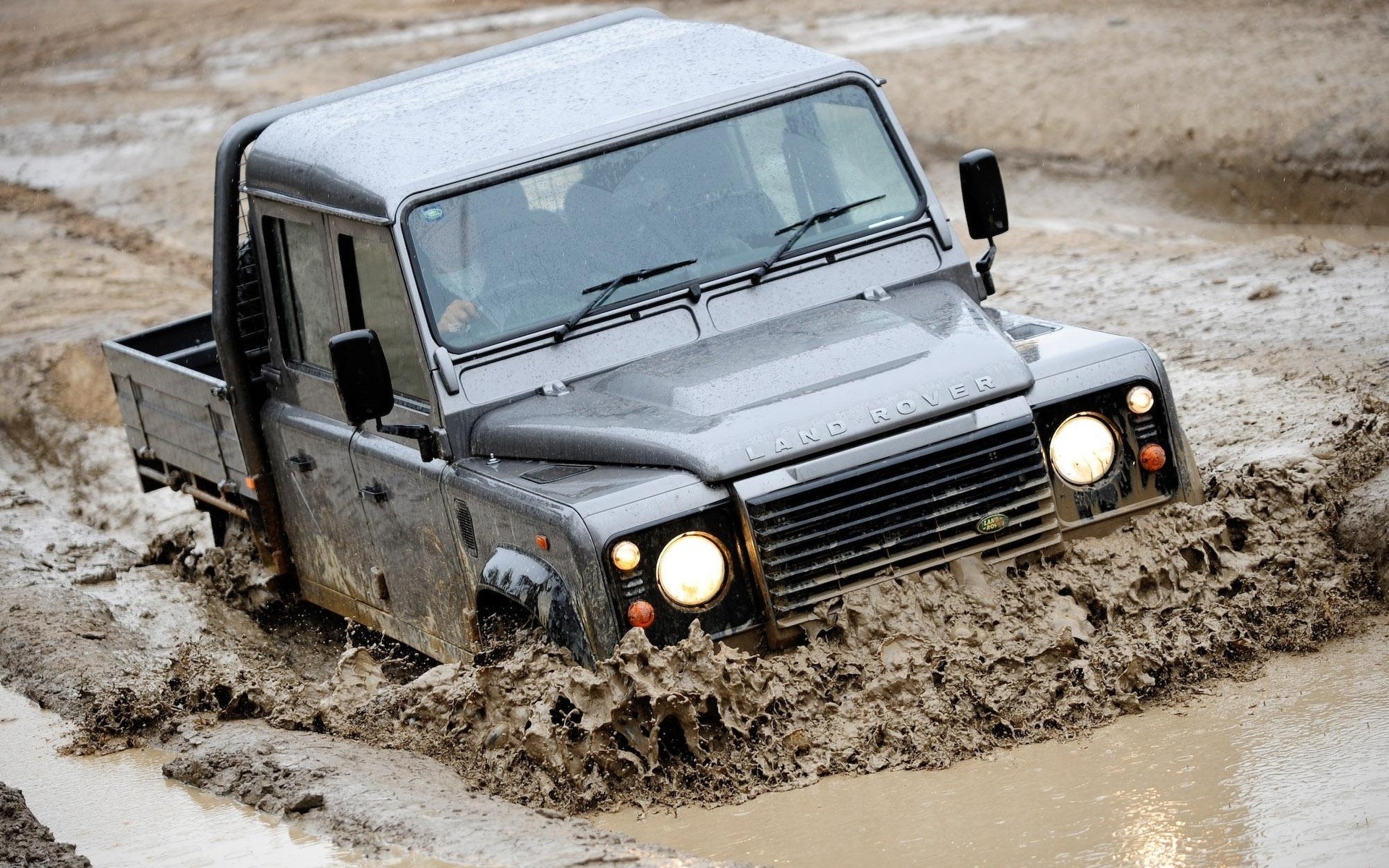 Land Rover Defender в грязи