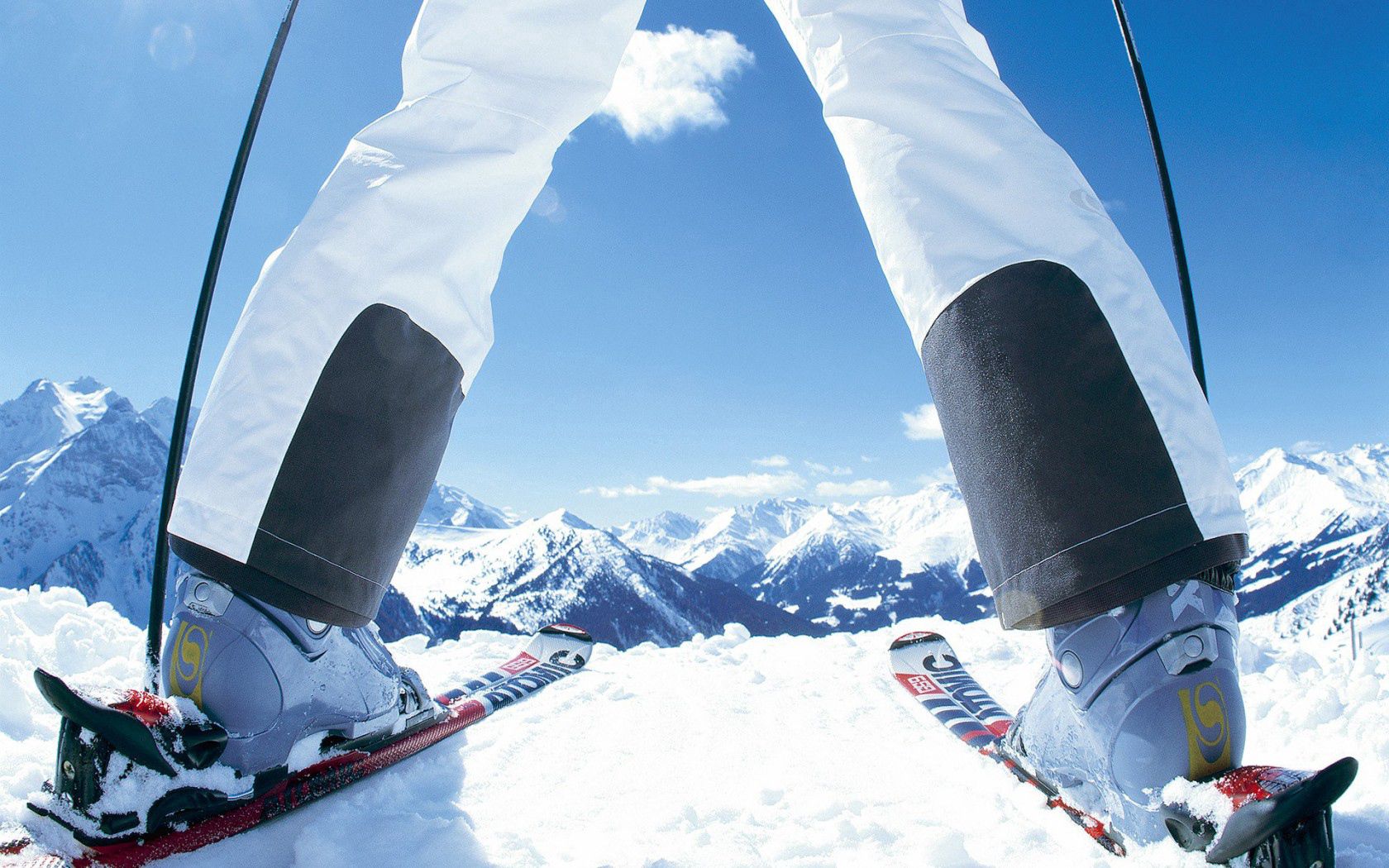 122880 скачать картинку лыжи, лыжник, спорт, горы, снег - обои и заставки бесплатно
