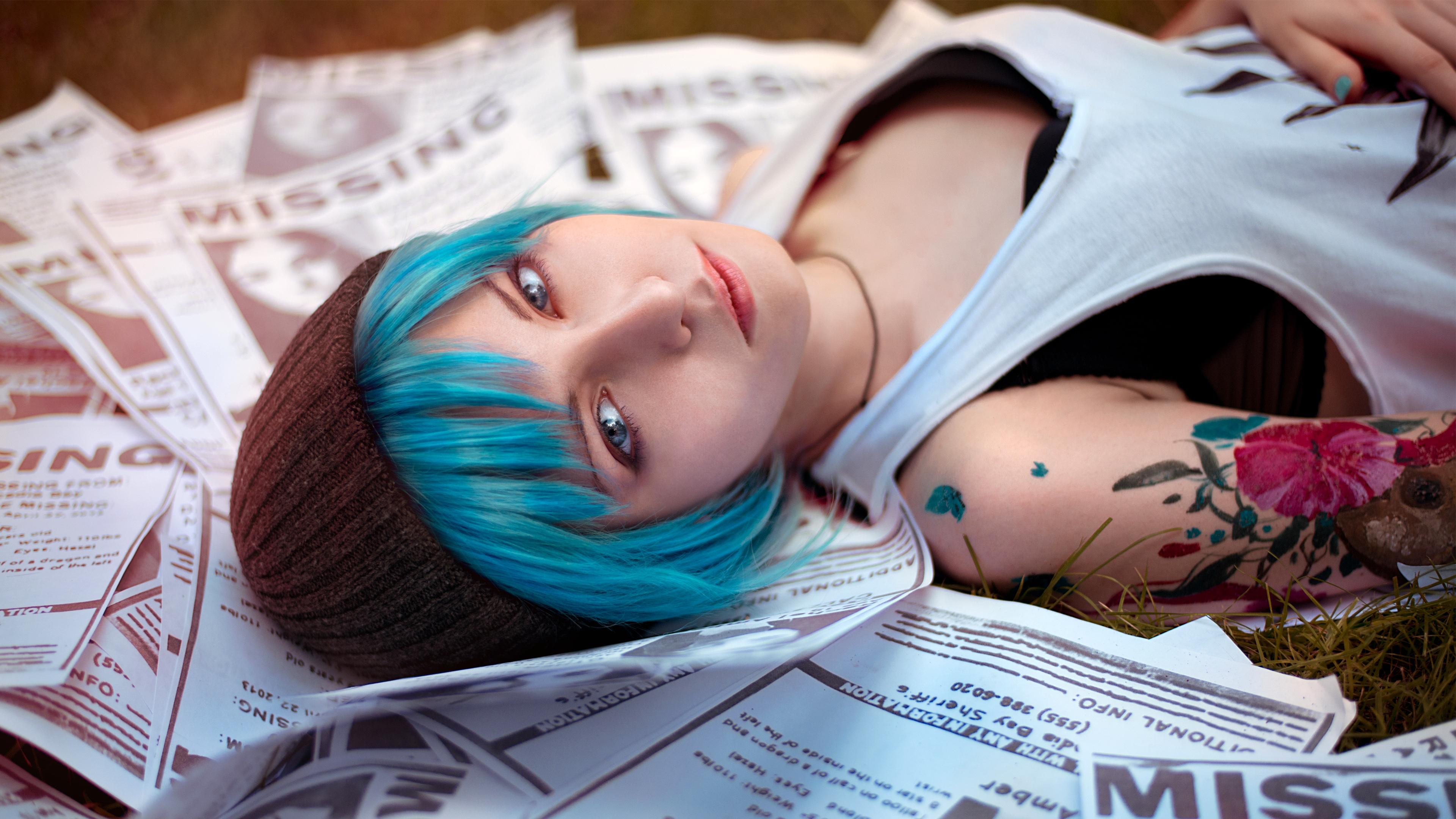 blue eyes, hat, newspaper, tattoo, women, cosplay, blue hair, chloe price, life is strange for android
