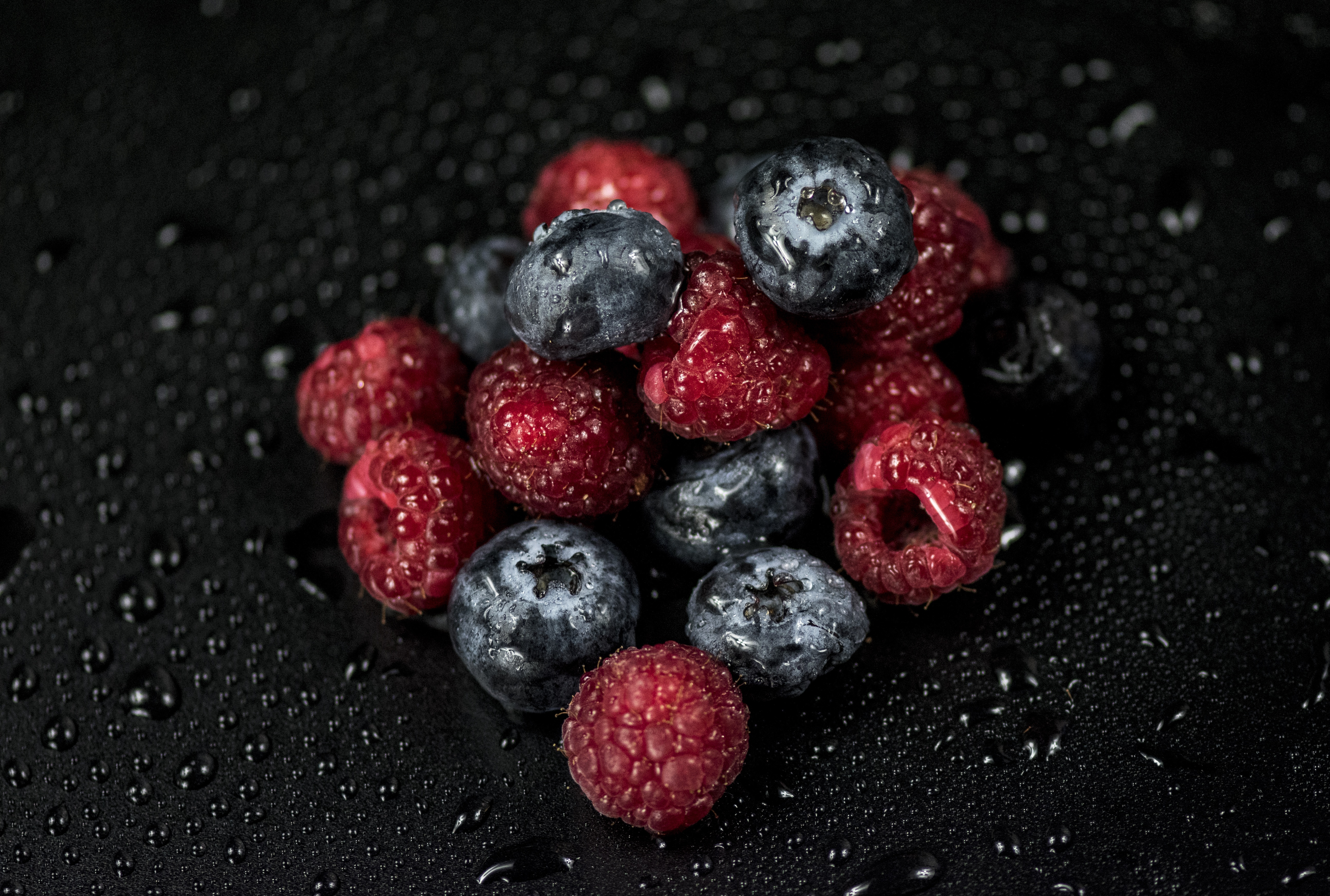 drops, raspberry, bilberries, food, berries Phone Background