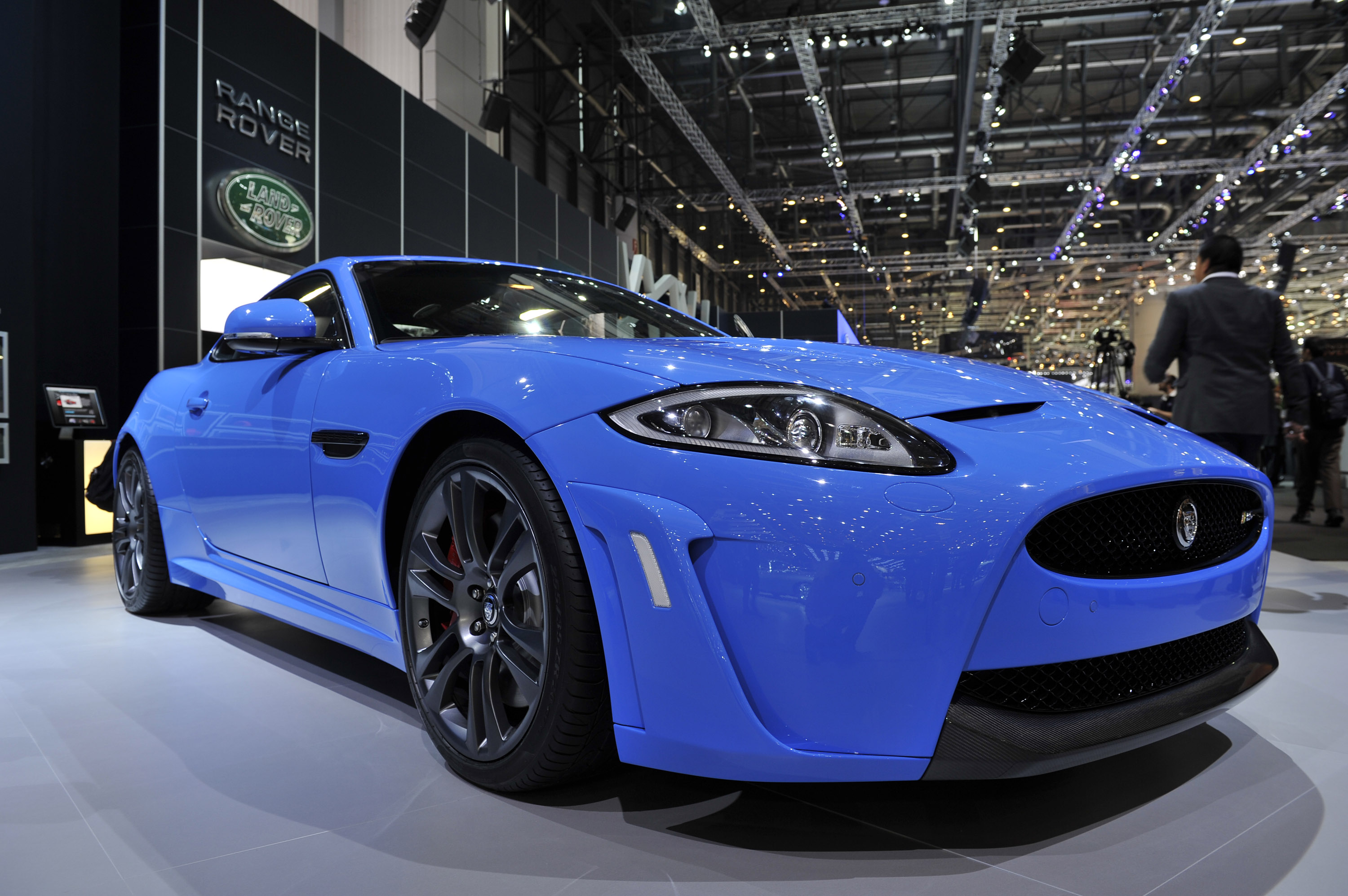 Синий легковой машина. 2011 Jaguar XKR-S. Ягуар XKR RS. Ягуар XKR-S gt. Голубой Ягуар машина.