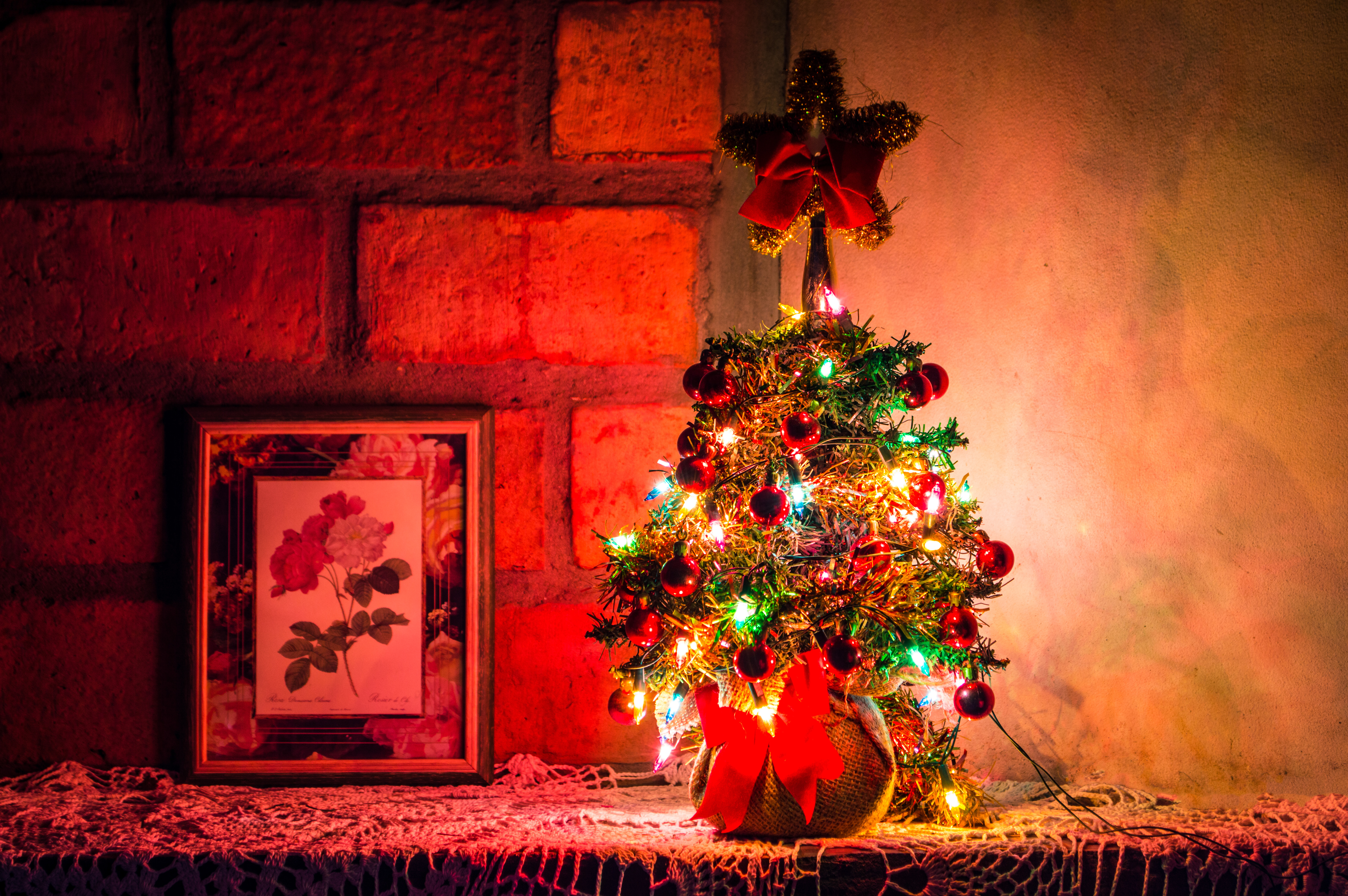 Mobile wallpaper holidays, garland, decoration, new year, christmas, christmas tree, garlands