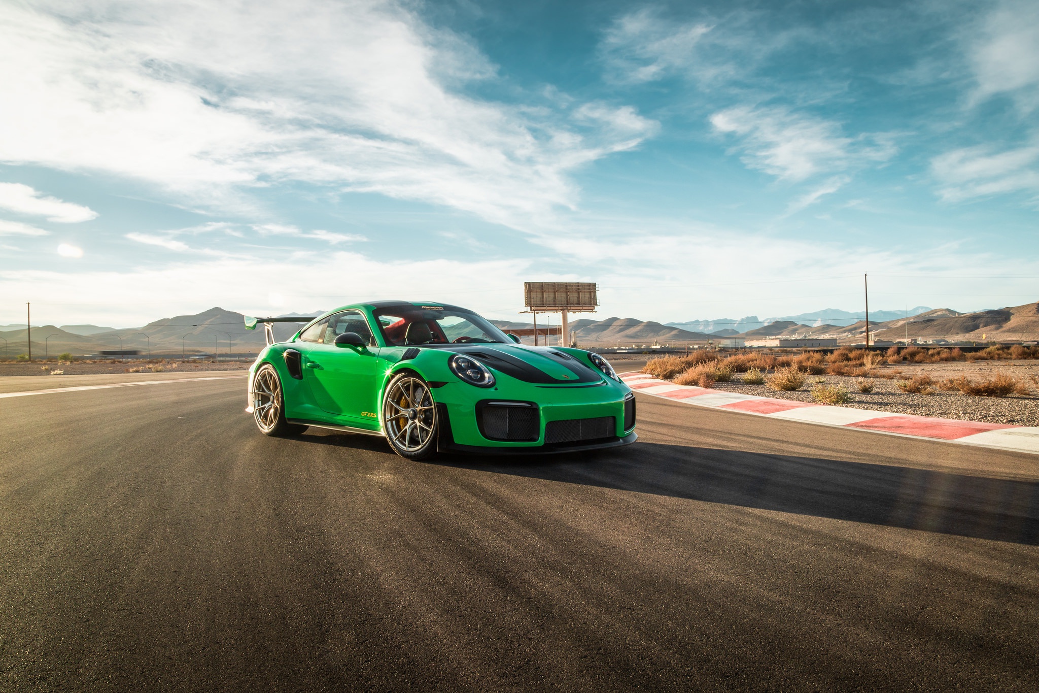Зеленый автомобиль на дороге. Порше 911 зеленый. Porsche 911 gt3 зеленый. Wallpaper Green Porsche 911 gt3. Порше 911 зеленый обои.