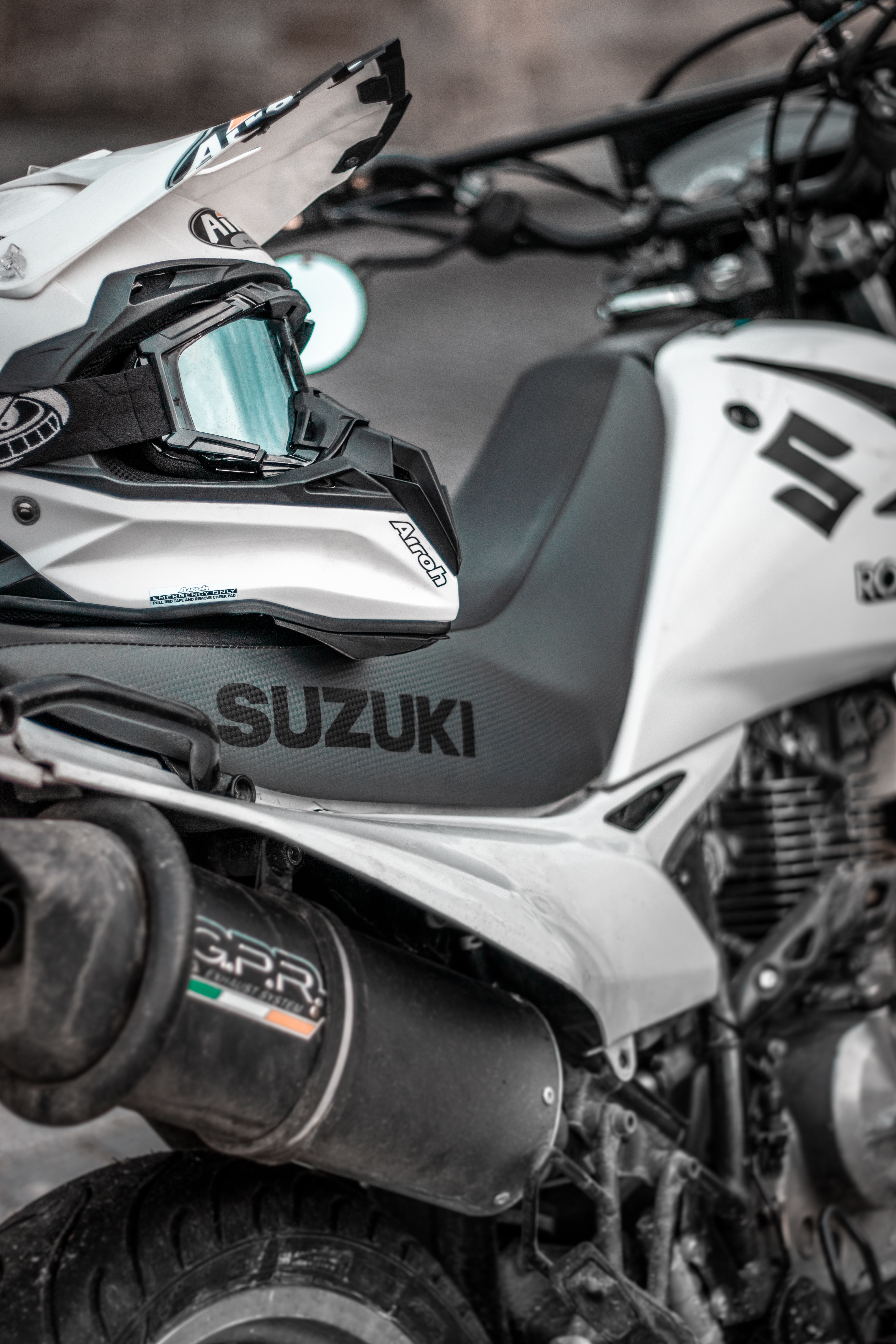 72016 скачать обои сузуки (suzuki), мотоциклы, мотоцикл, шлем, байк - заставки и картинки бесплатно