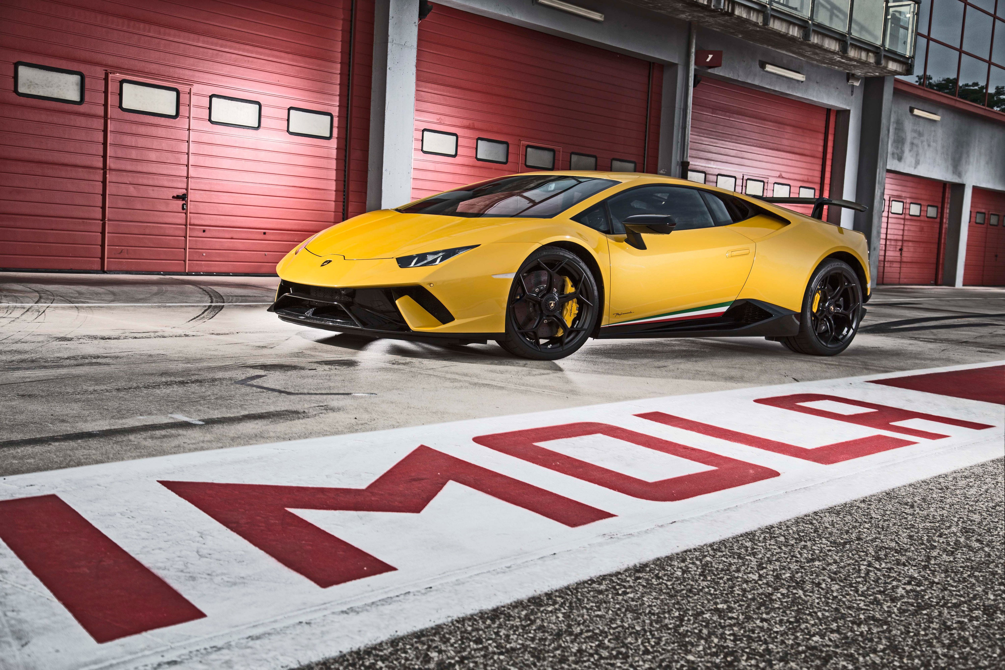 Lamborghini Huracan Performante красный