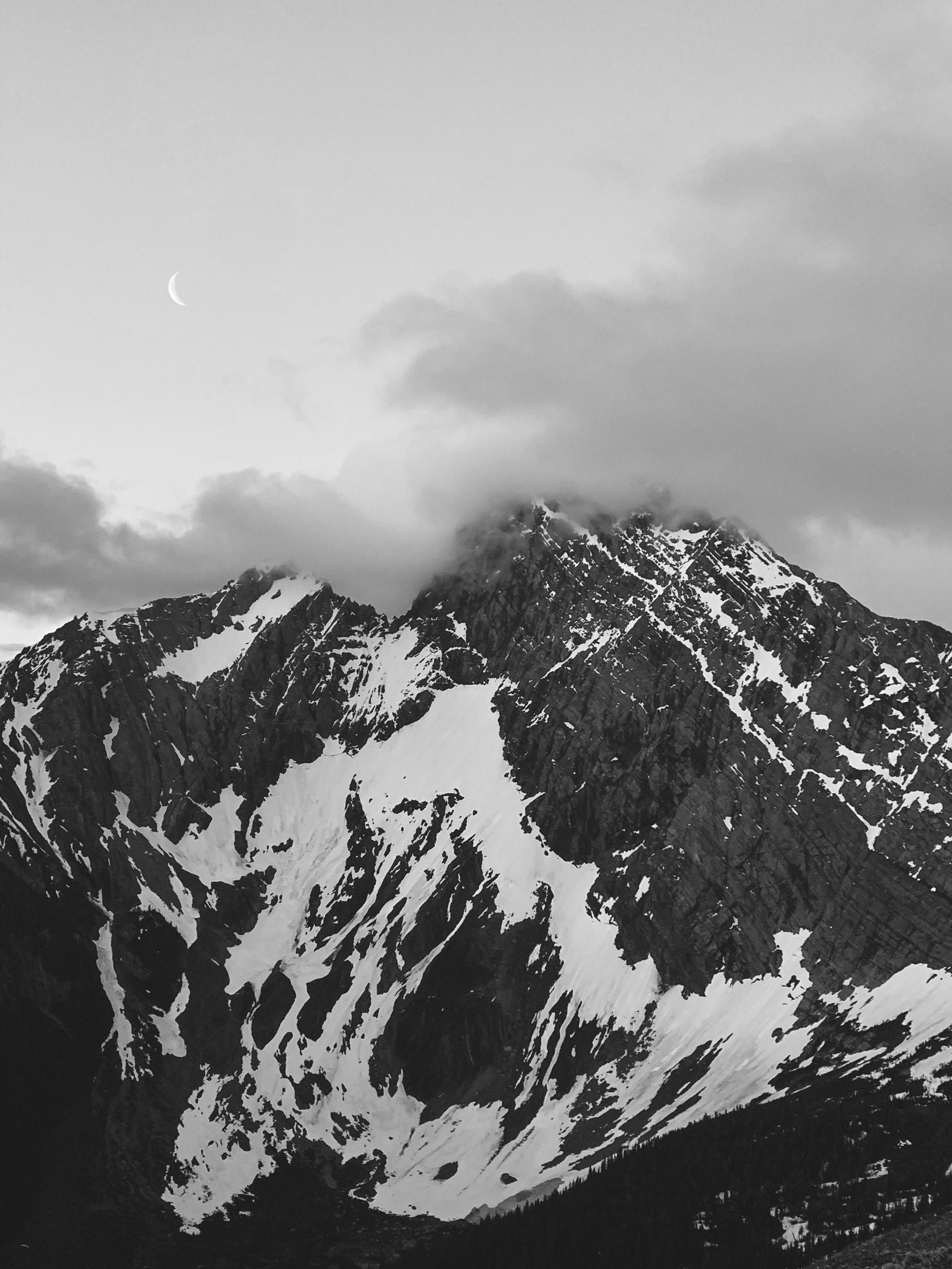 108511 Hintergrundbild herunterladen natur, mountains, nebel, monat, bw, chb - Bildschirmschoner und Bilder kostenlos