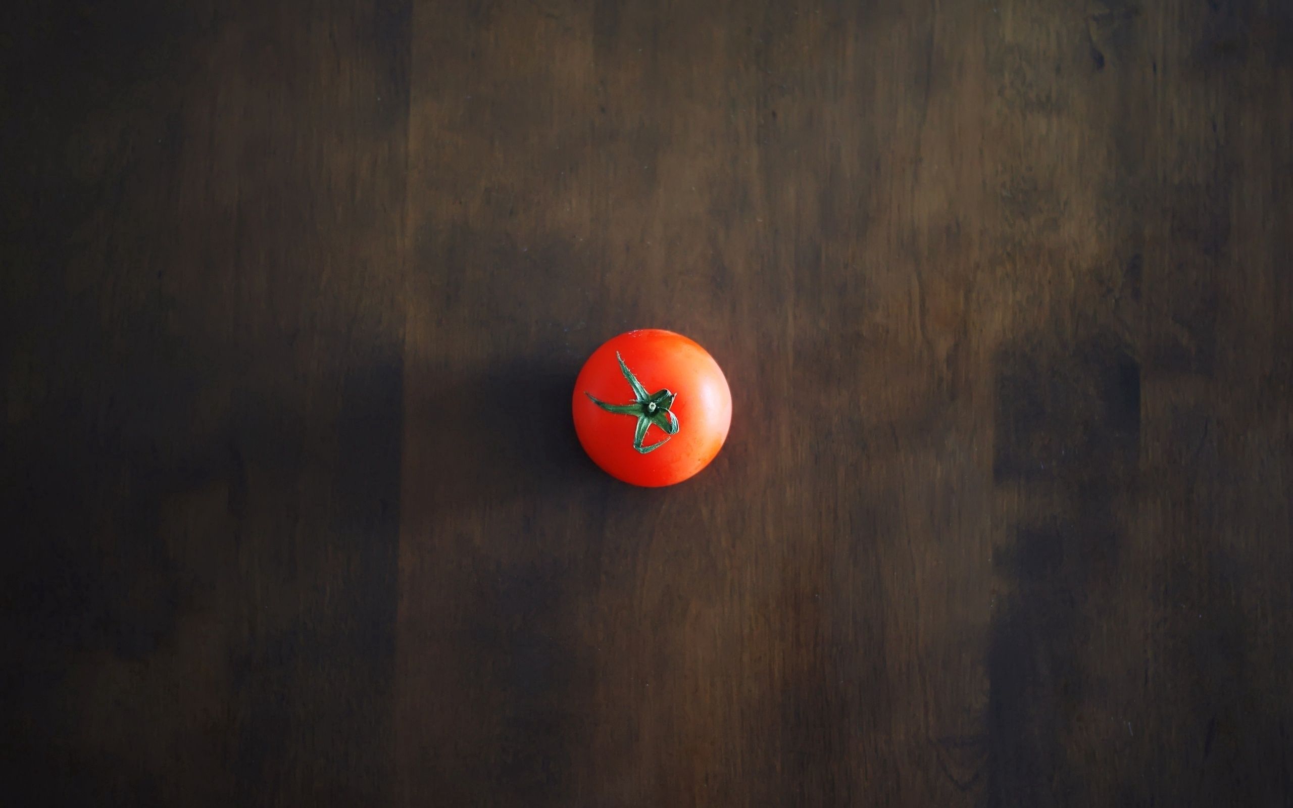 Baixar papel de parede para celular de Tomate, Um Tomate, Sombra, Mesa, Papel De Parede, Minimalismo, Fundo gratuito.