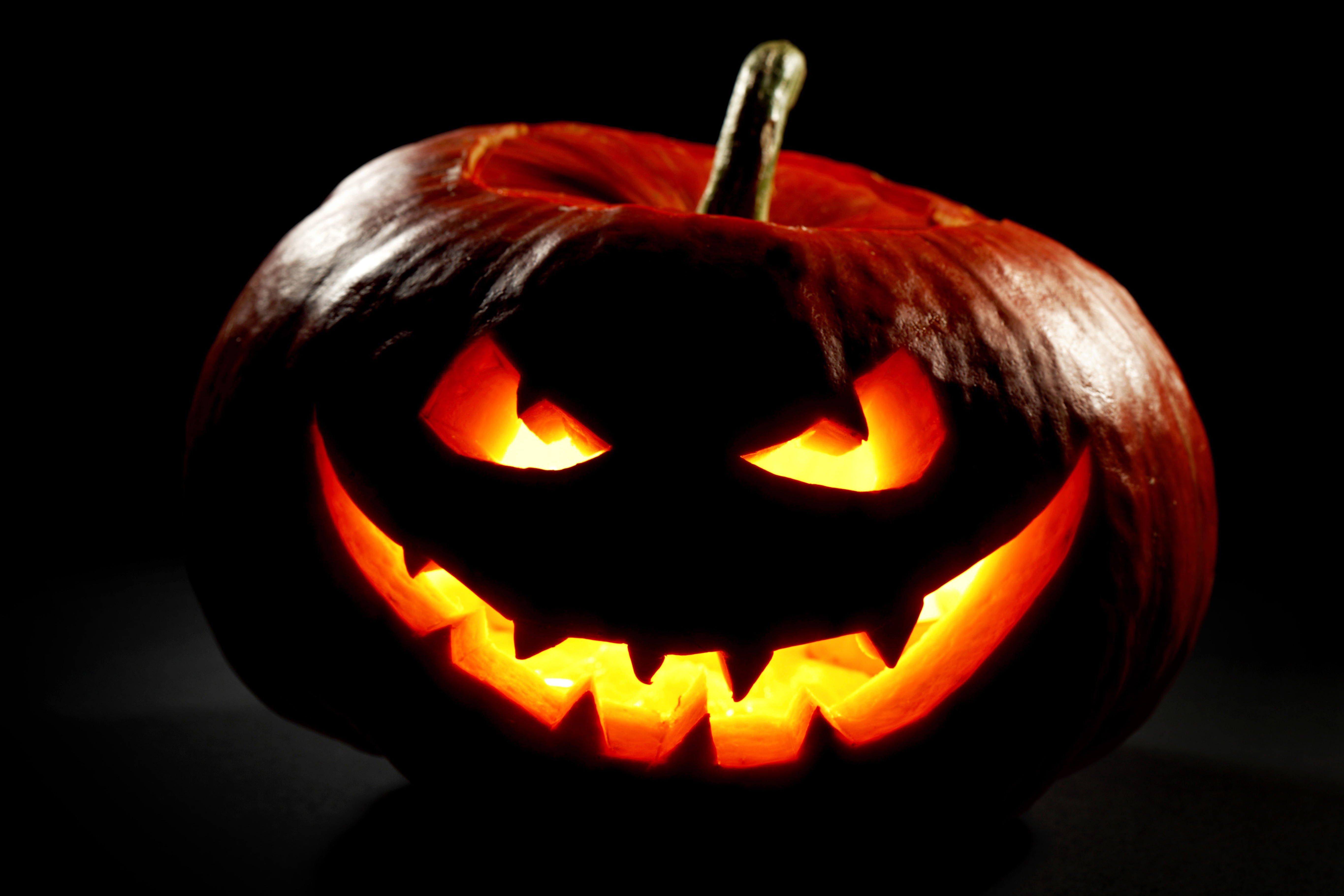 Download mobile wallpaper Halloween, Pumpkin, Light, Holiday, Candle, Jack O' Lantern for free.