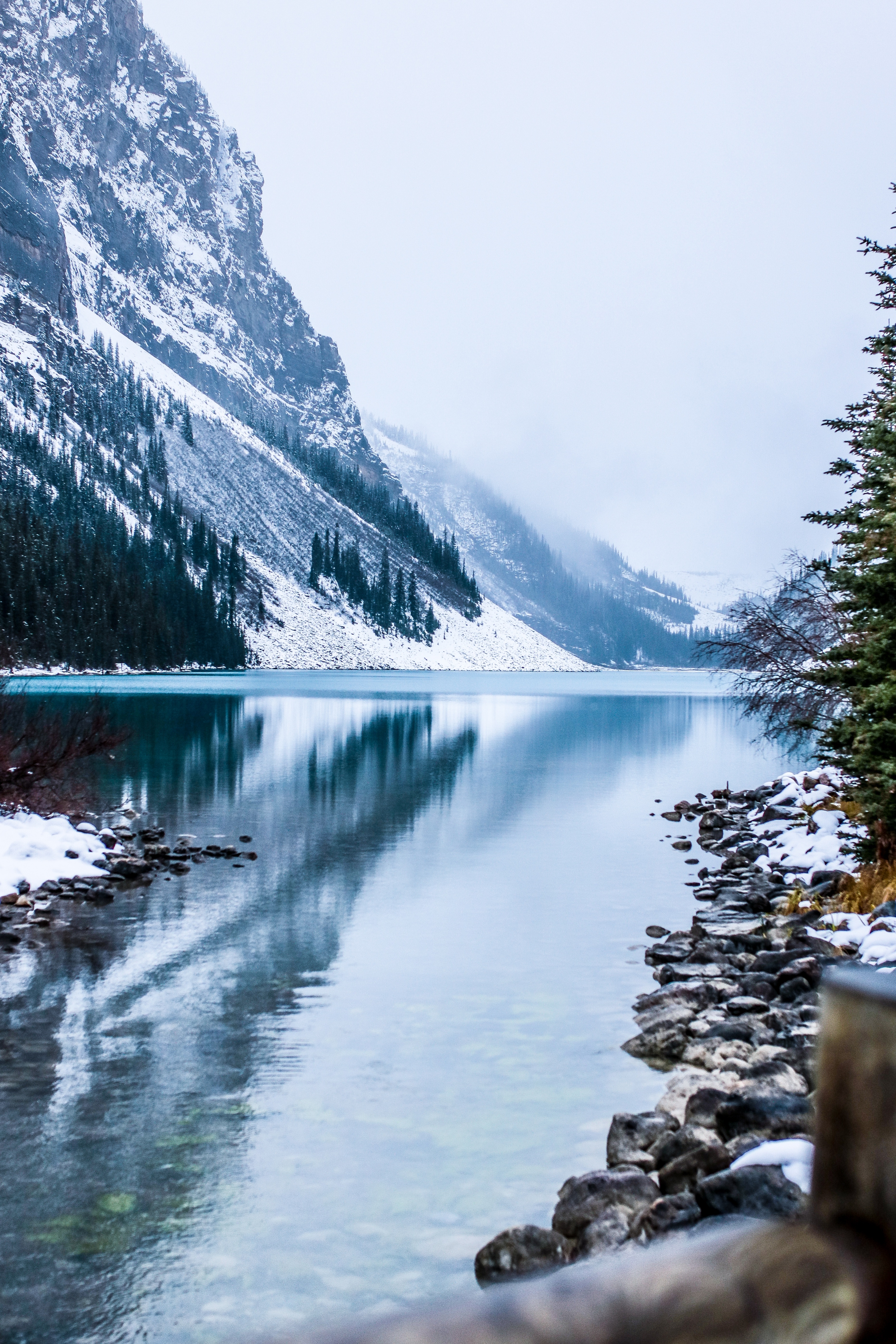 130146 скачать обои горный пейзаж, природа, канада, гора, озеро, туман, заснеженный - заставки и картинки бесплатно