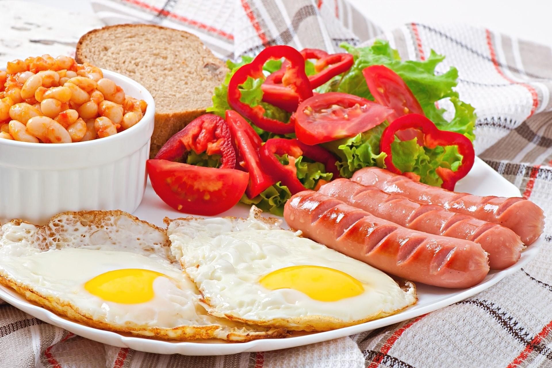 864112 Hintergrundbild herunterladen nahrungsmittel, frühstuck, hühnerei, salat, würstchen, tomate - Bildschirmschoner und Bilder kostenlos