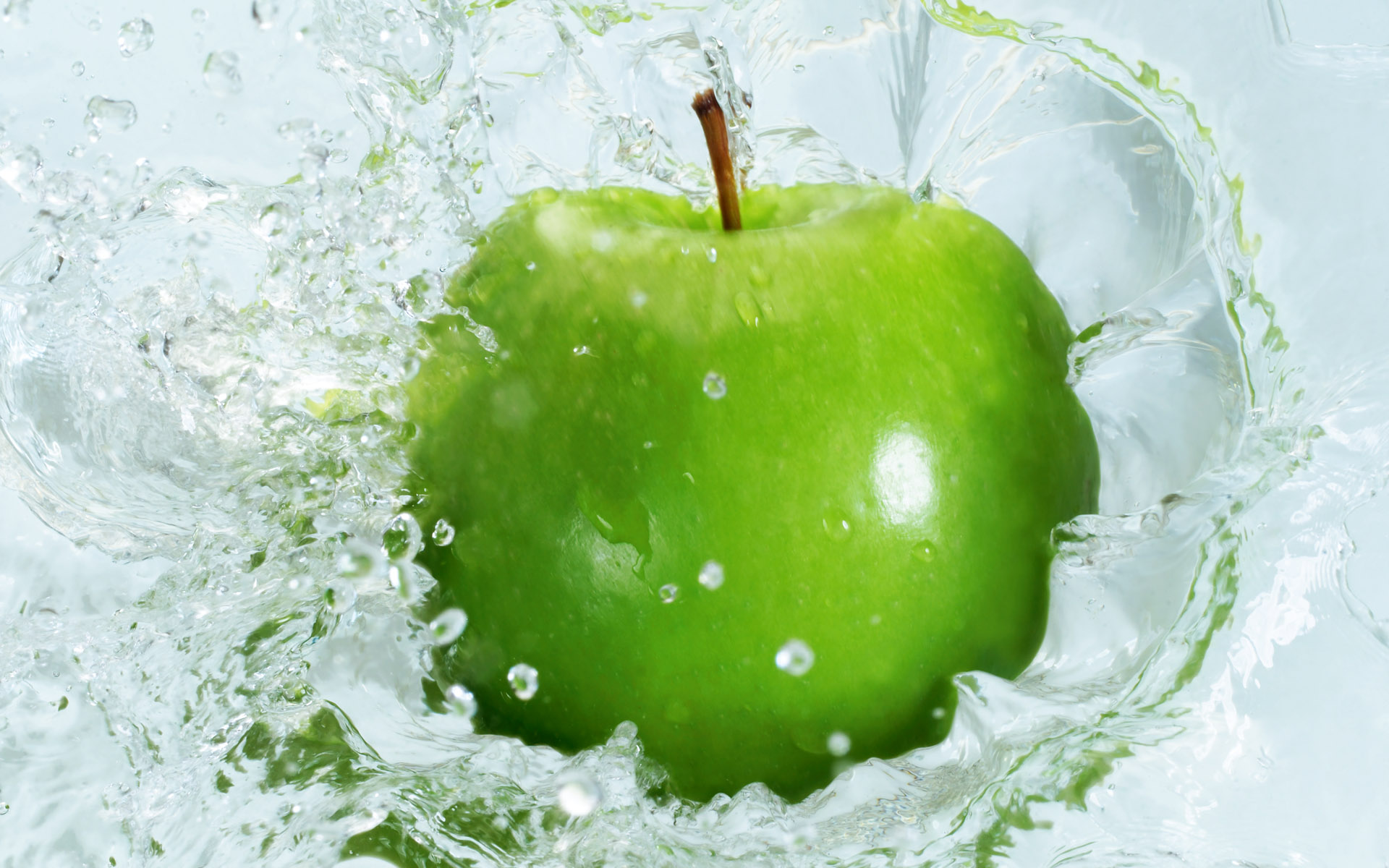 Зеленые яблоки в воде