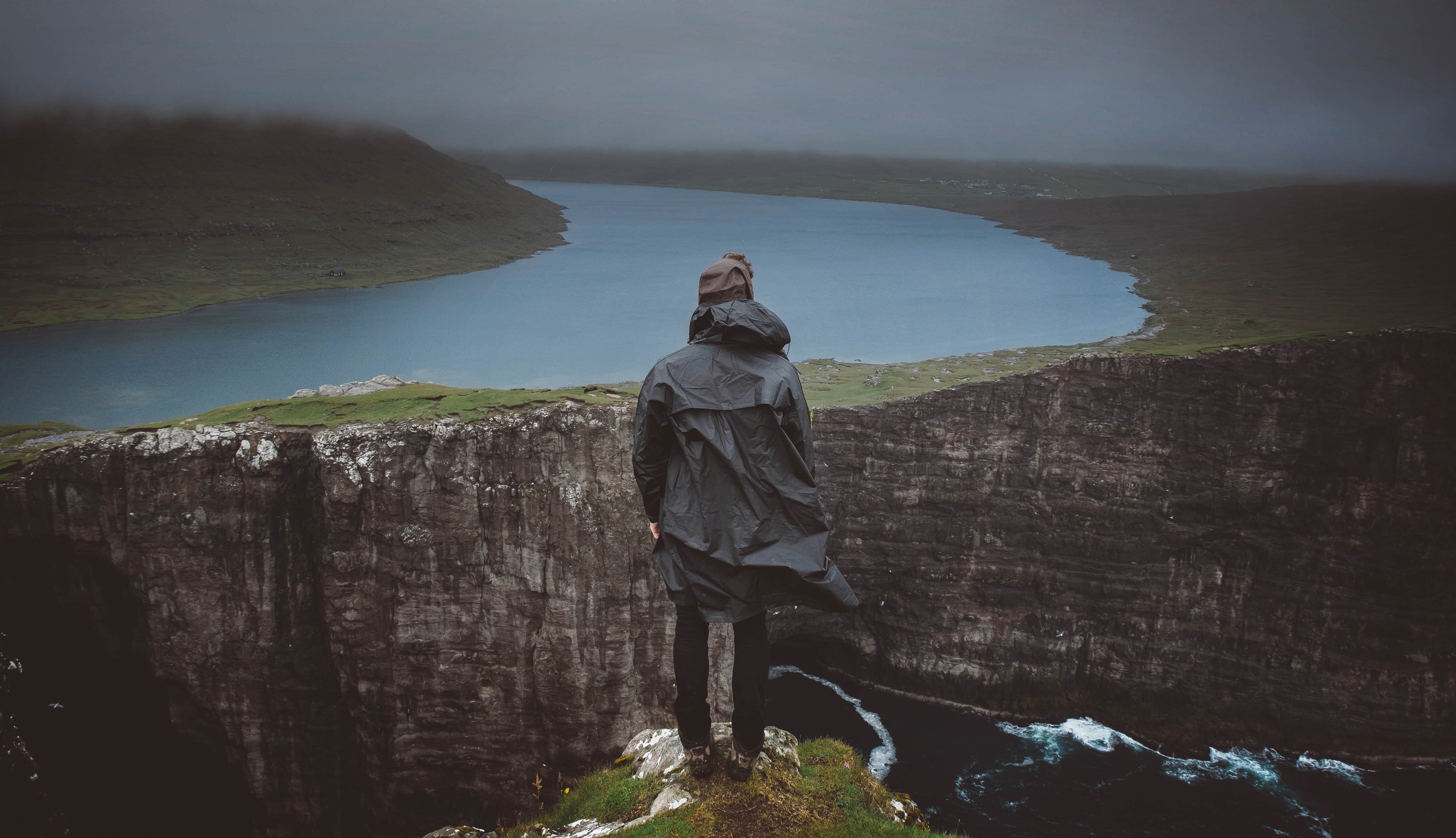 rivers, landscape, miscellanea, miscellaneous, fog, cliff, human, person Panoramic Wallpaper