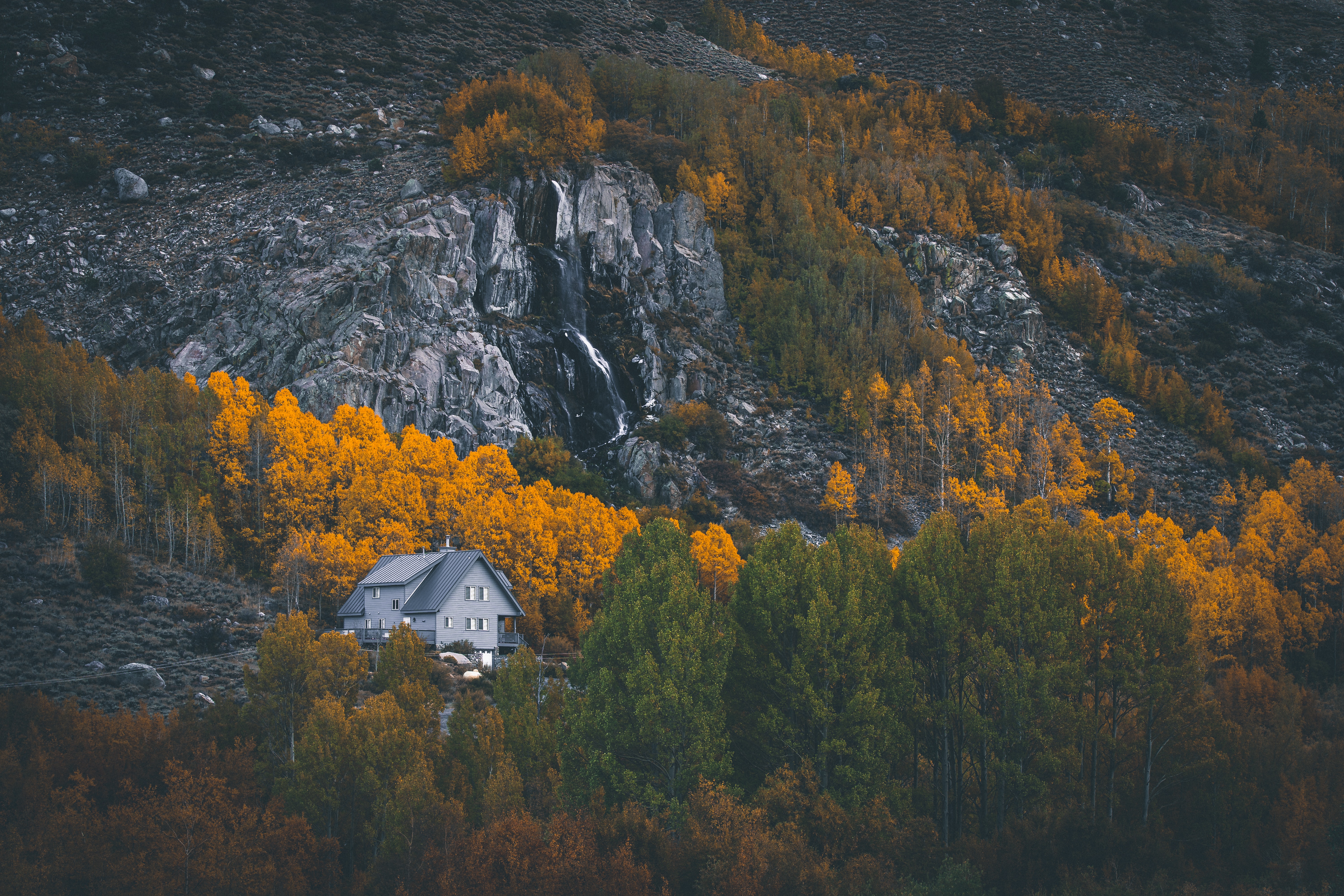 Домик в горах осень