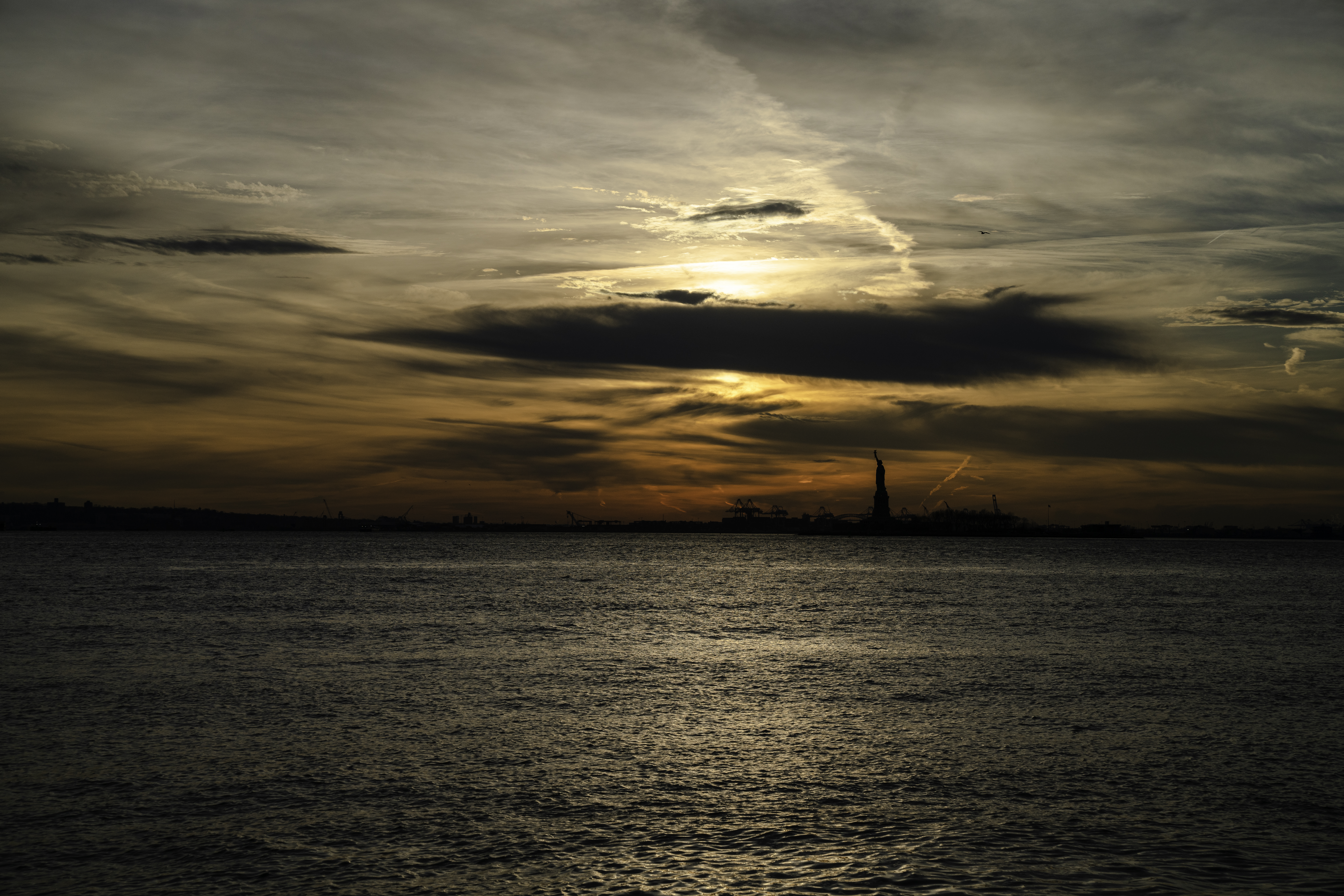 Laden Sie das Wasser, Sunset, Statue Of Liberty, Silhouette, Dunkel-Bild kostenlos auf Ihren PC-Desktop herunter
