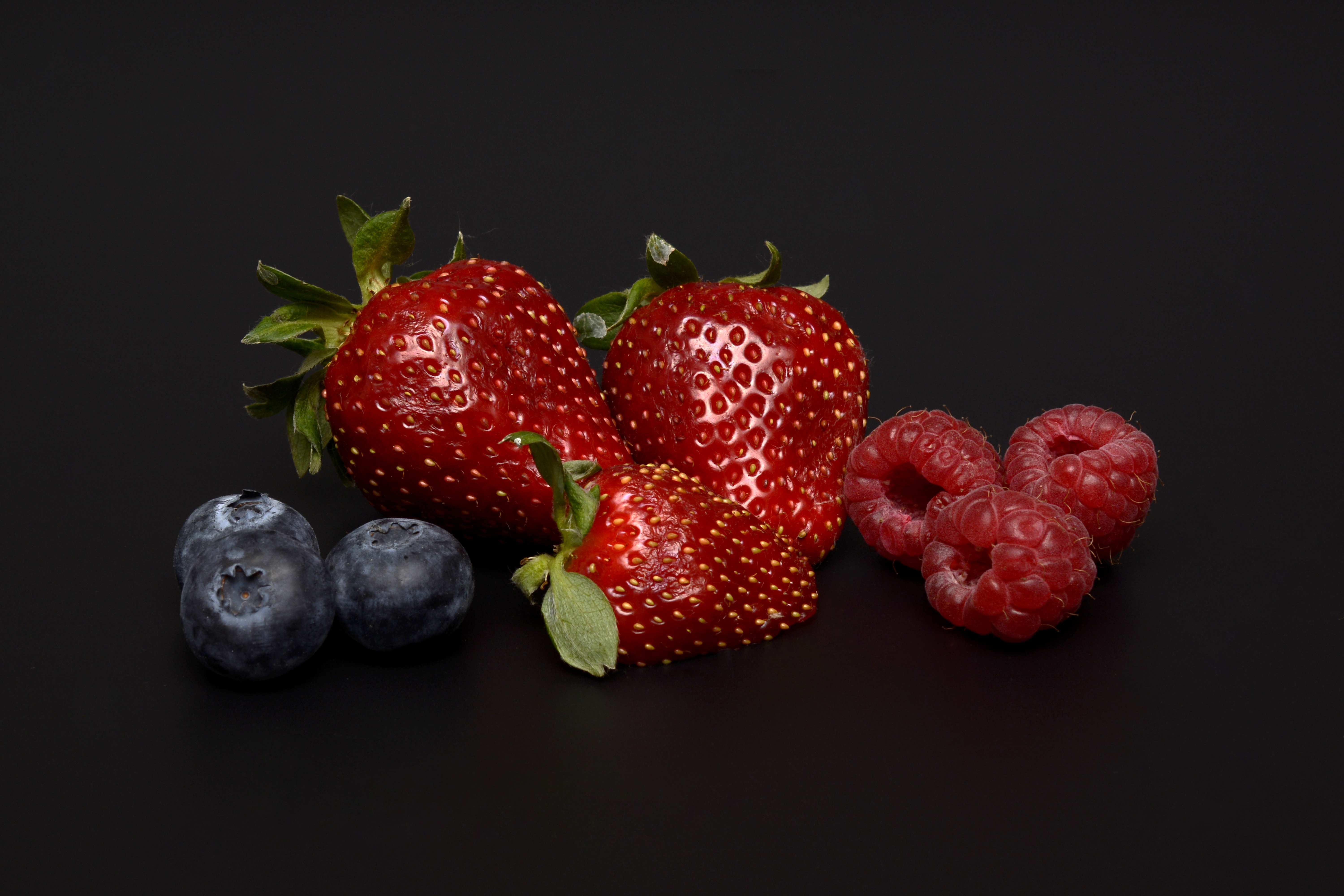 Laden Sie das Lebensmittel, Himbeere, Blaubeeren, Berries, Erdbeere-Bild kostenlos auf Ihren PC-Desktop herunter