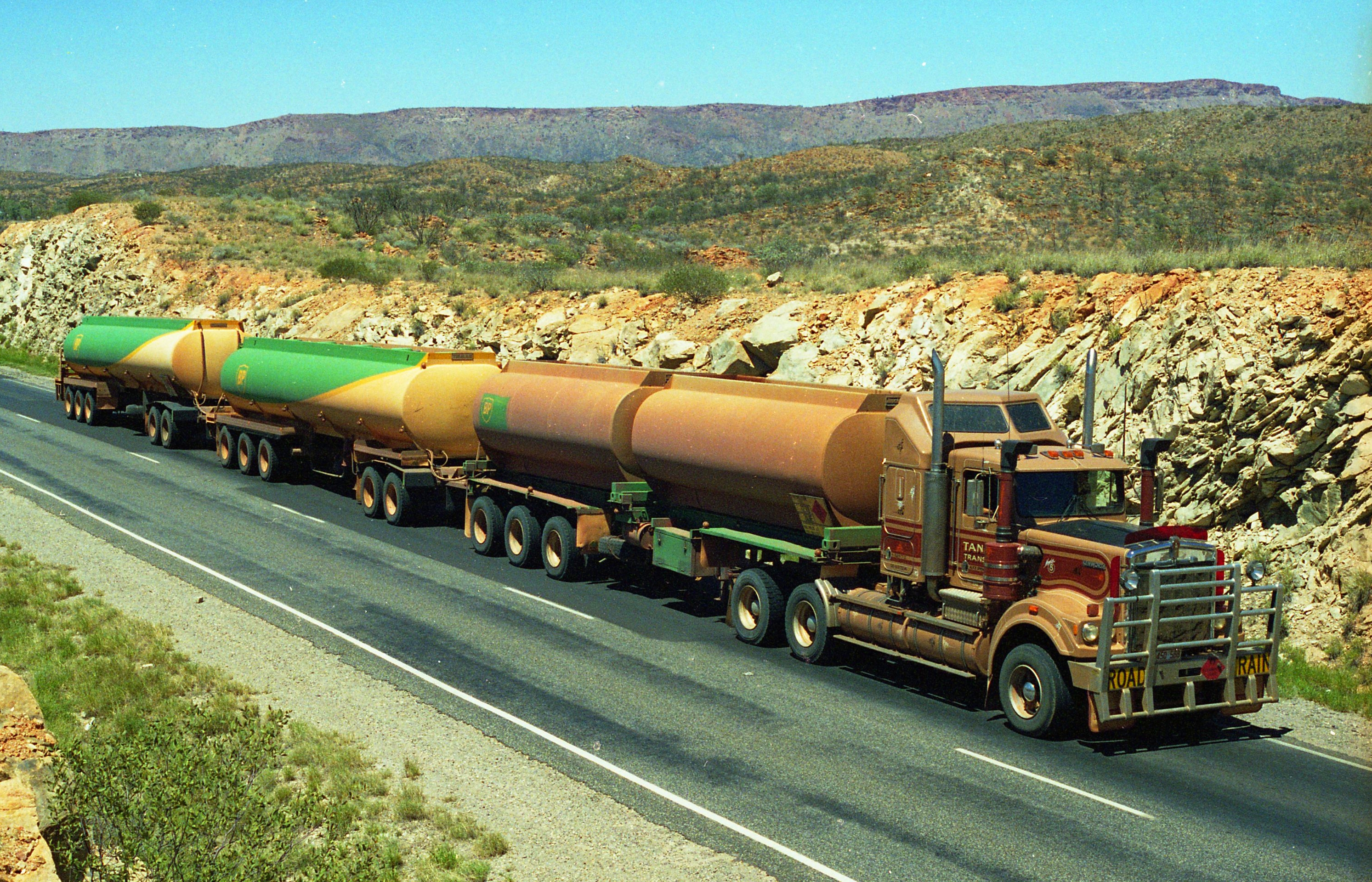 Длинный грузовик. Автопоезда в Австралии. Самый длинный автопоезд в мире. Грузовики автопоезда.