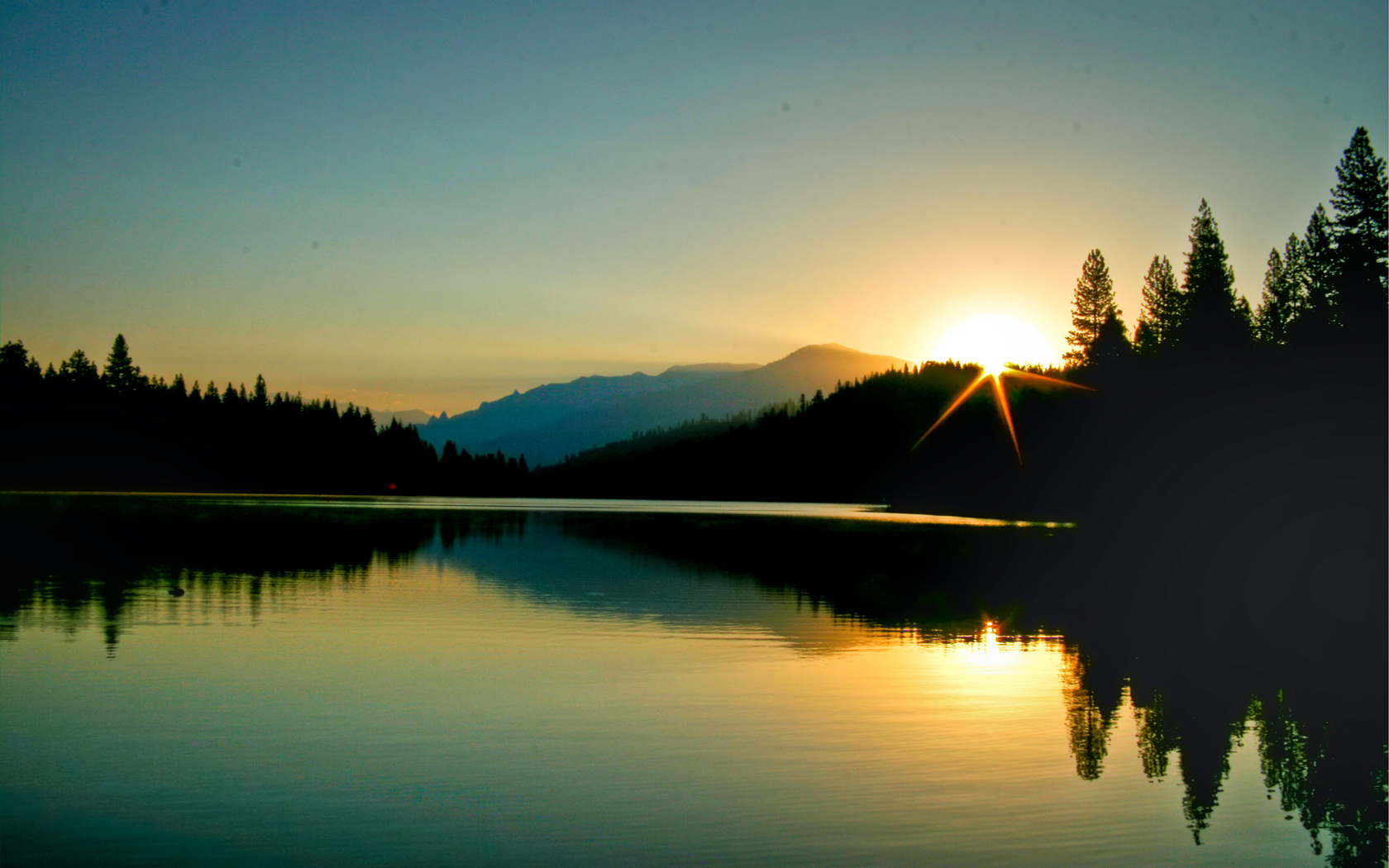 Красивые обои на телефон природа. Озеро Рица. Озеро Яльчик. Рассвет на Горном озере. Лес озеро солнце.