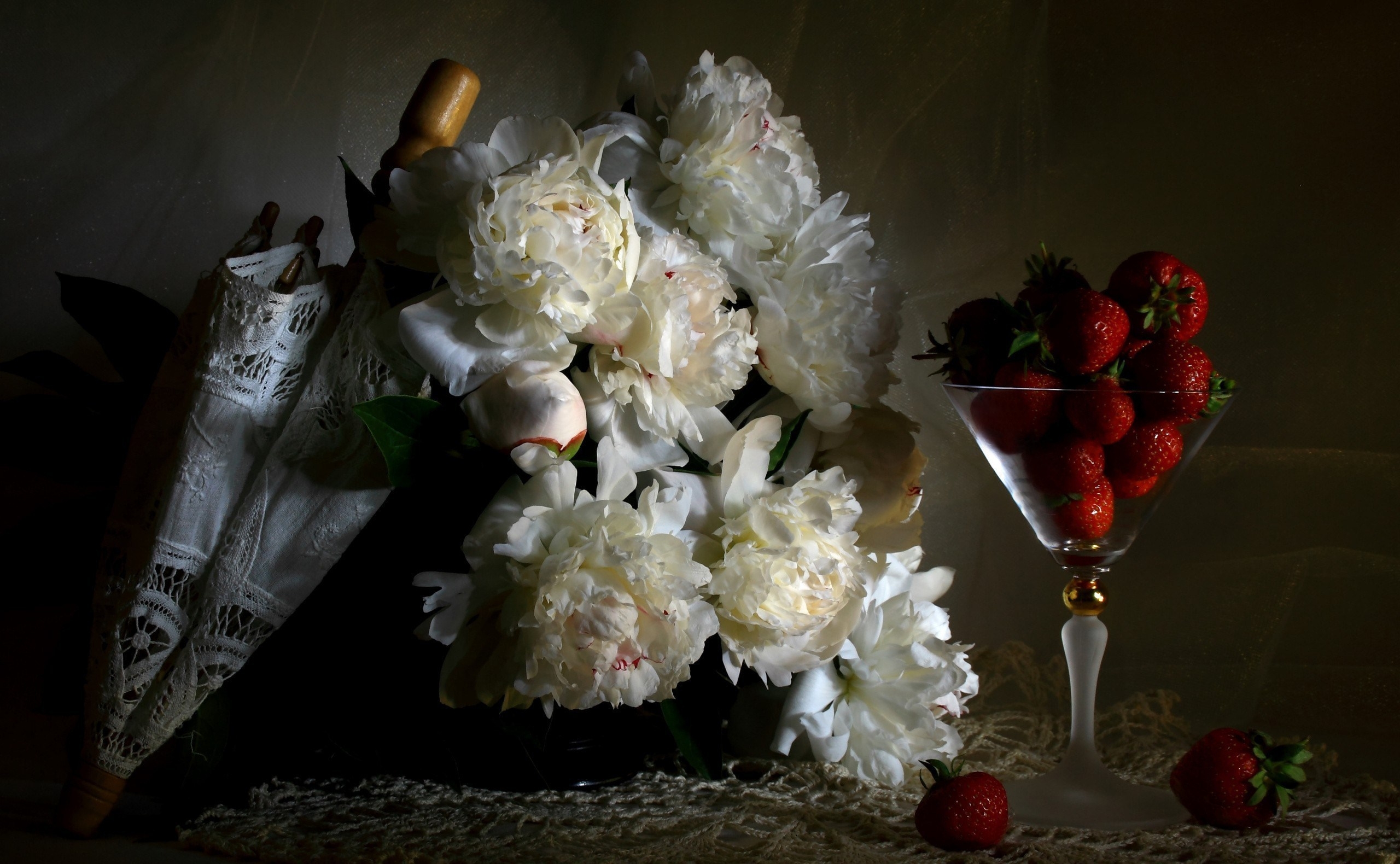 peonies, flowers, strawberry, berry, umbrella, tablecloth 4K
