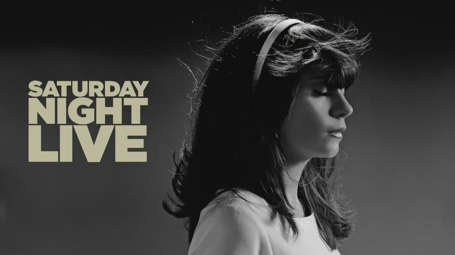 Live is night. Зоуи Дешанель. Saturday Night Live заставка. Mango (Saturday Night Live). Live Night.