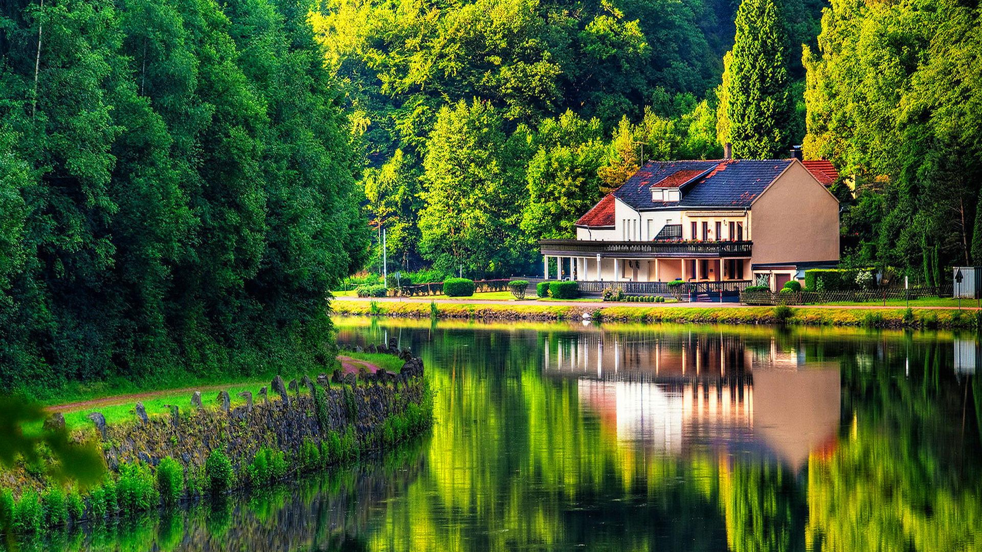 красивые дома у озера