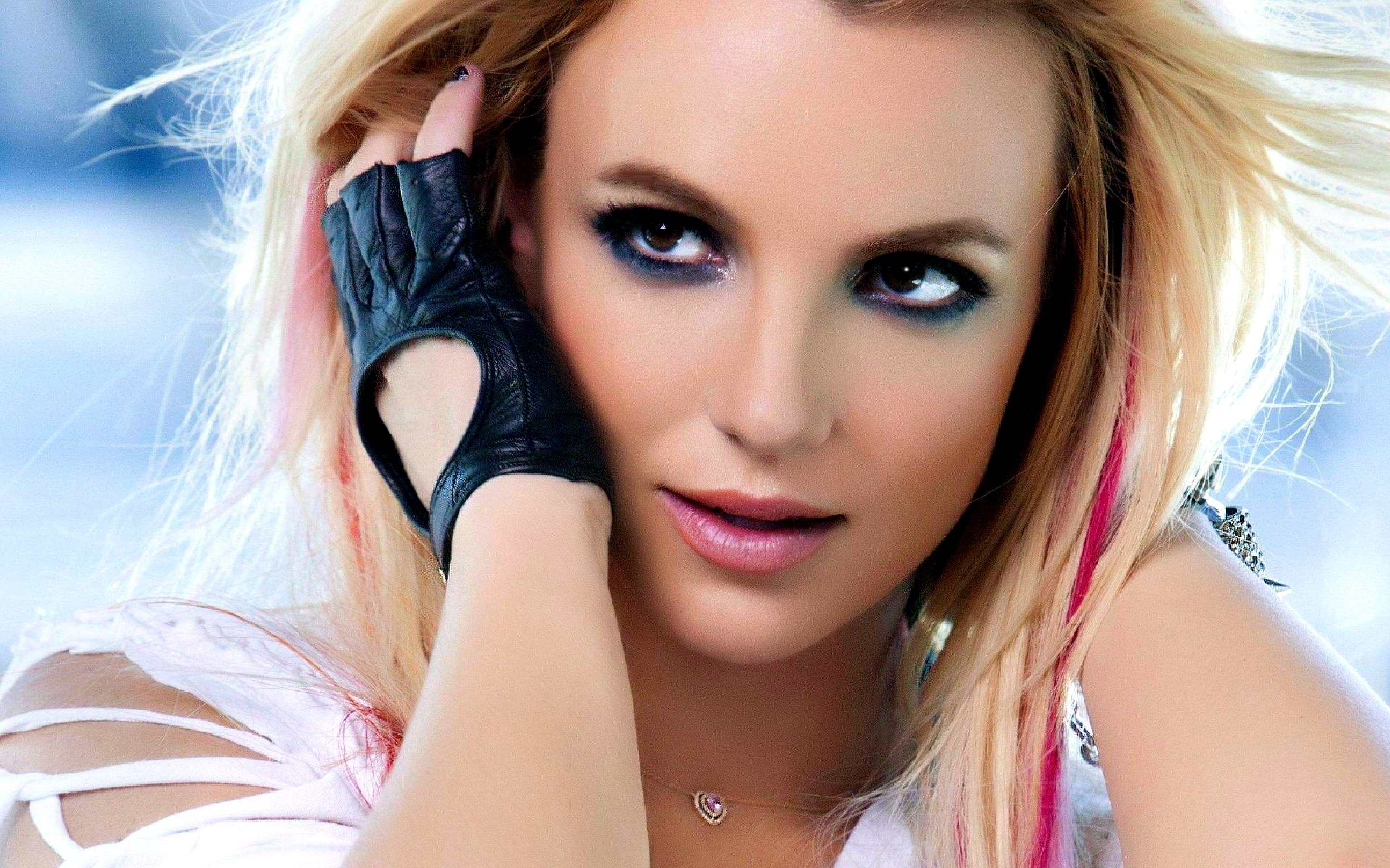  Britney Spears Cellphone FHD pic